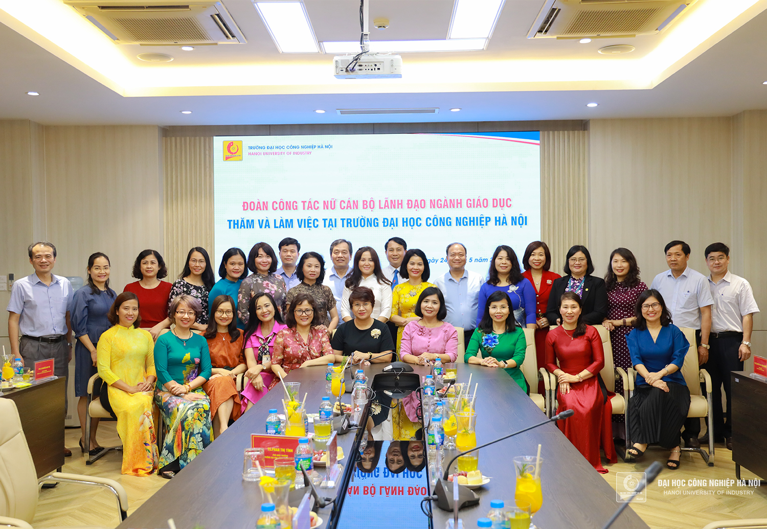 Đoàn nữ cán bộ lãnh đạo ngành Giáo dục thăm và làm việc tại Trường Đại học Công nghiệp Hà Nội