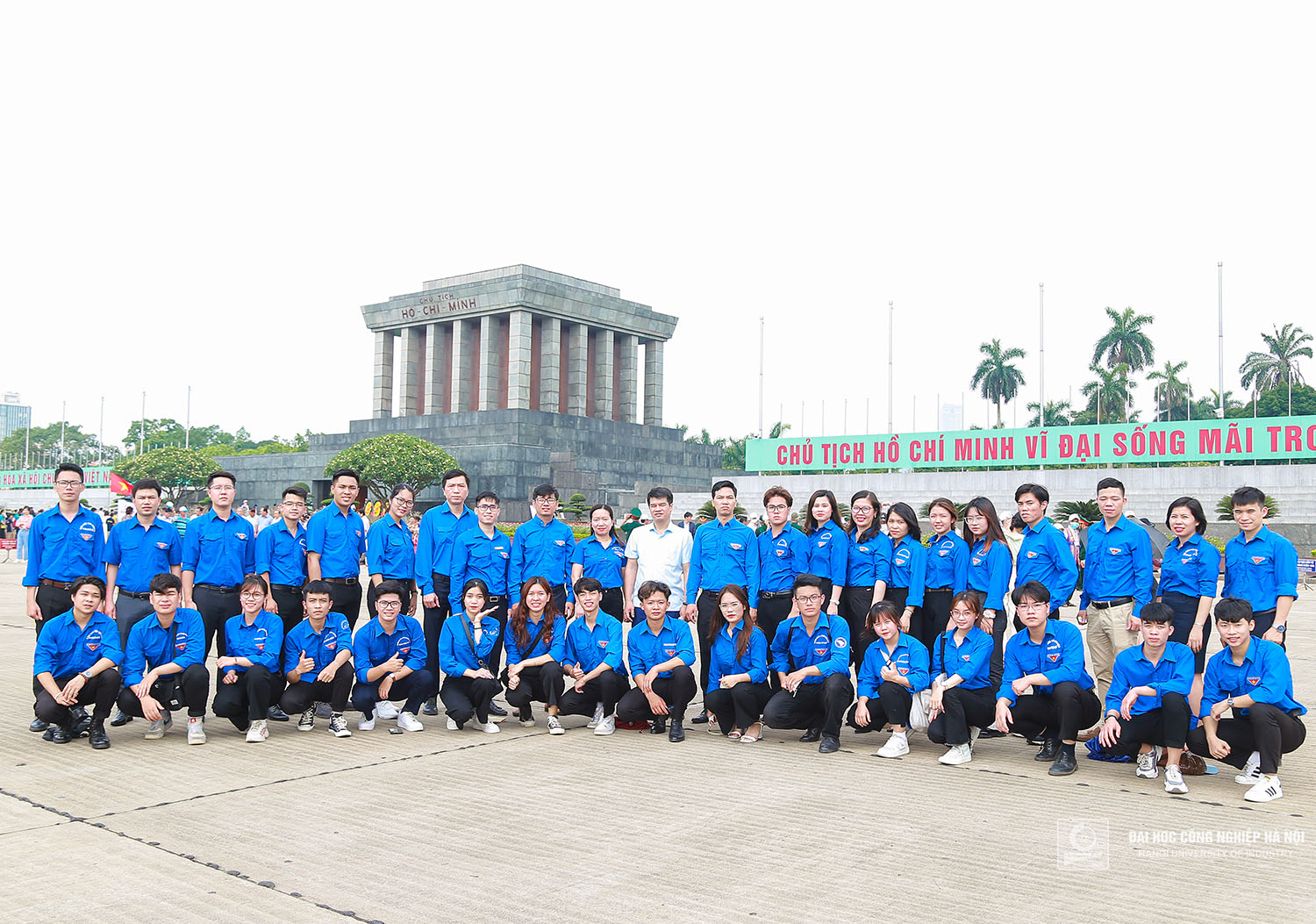 Đoàn đại biểu thanh niên Trường Đại học Công nghiệp Hà Nội báo công dâng Bác