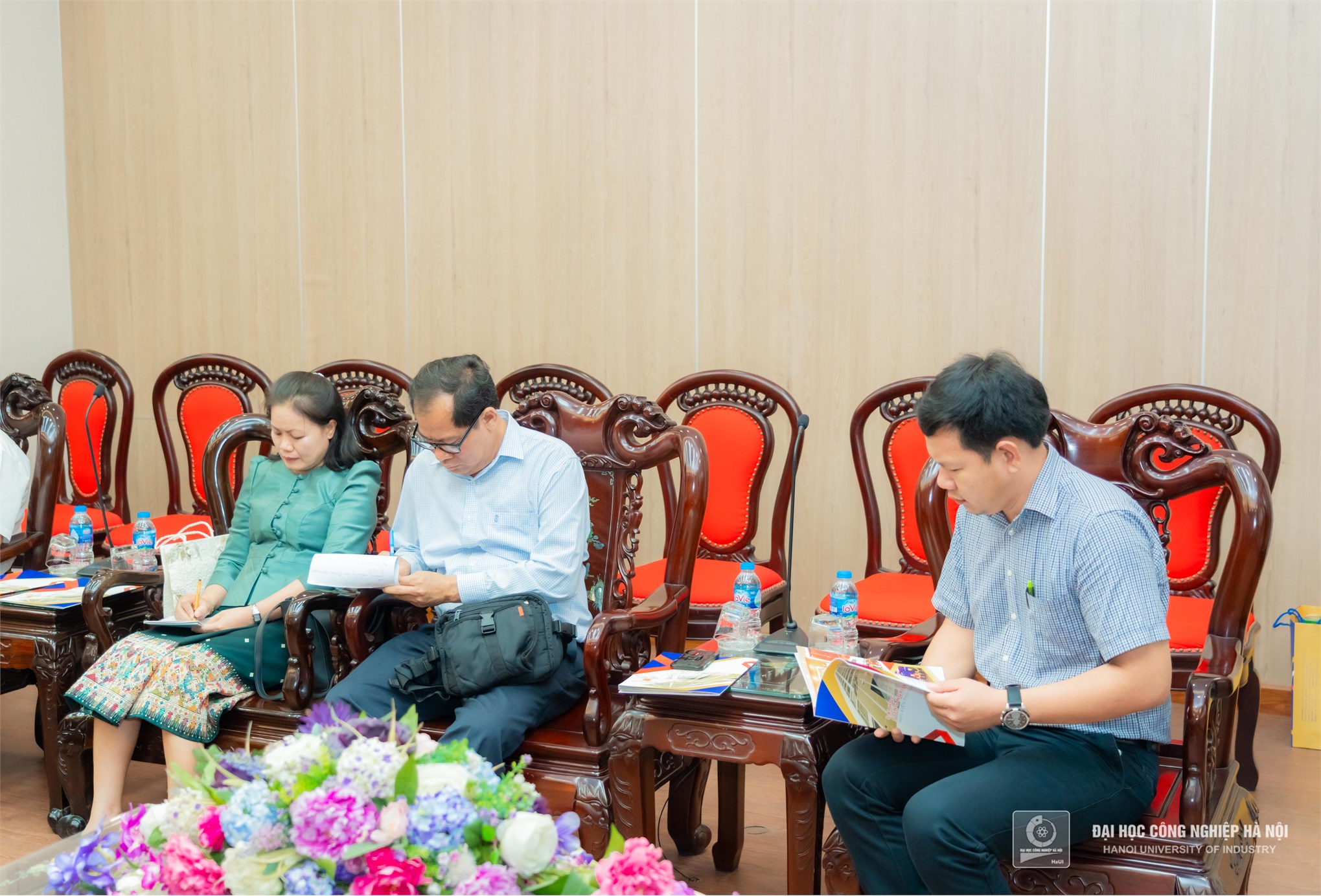 Đoàn cán bộ Học viện Phát triển Giáo dục nghề CHDCND Lào thăm và làm việc với Trường