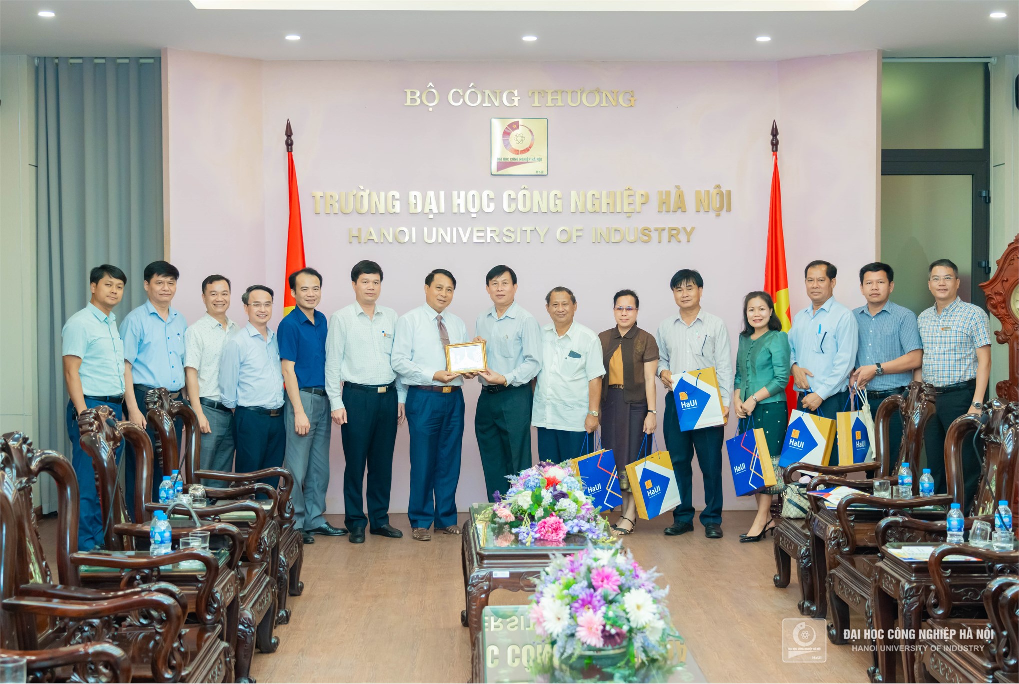 The delegation of Lao PDR's Vocational Education Development Institute paid a working visit to HaUI