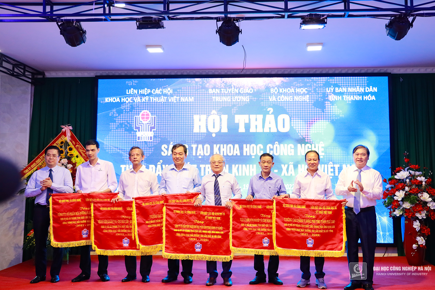 Trao tặng Cờ và Kỷ niệm chương Vì sự nghiệp Sáng tạo khoa học công nghệ Việt Nam