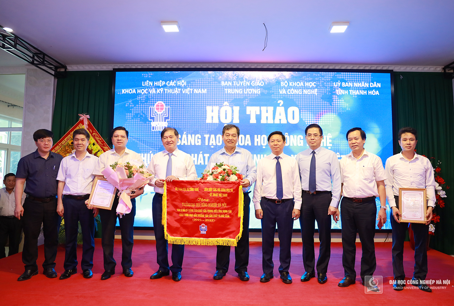 Trao tặng Cờ và Kỷ niệm chương Vì sự nghiệp Sáng tạo khoa học công nghệ Việt Nam