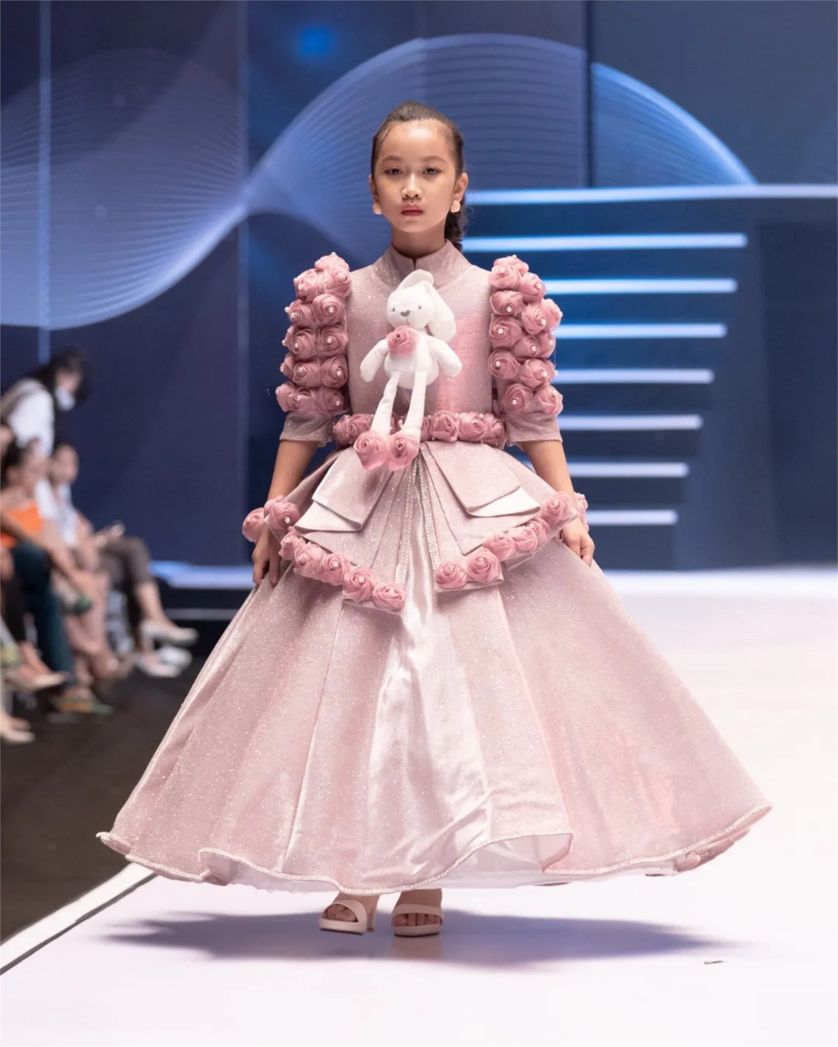 The fashion collection of a fashion design student from Hanoi University of Industry makes an impression at the 2022 Vietnam Junior Supermodel Congress