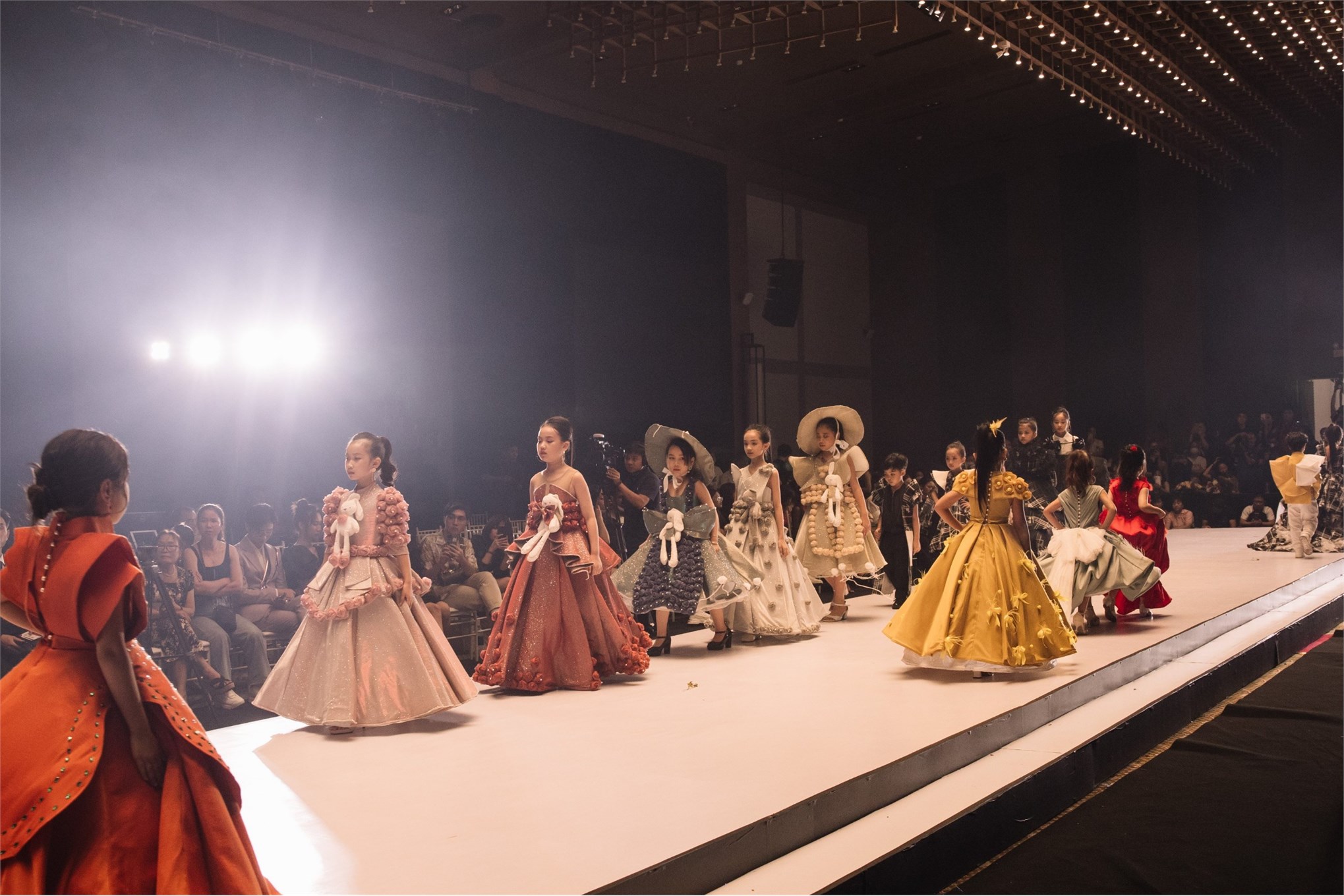 The fashion collection of a fashion design student from Hanoi University of Industry makes an impression at the 2022 Vietnam Junior Supermodel Congress