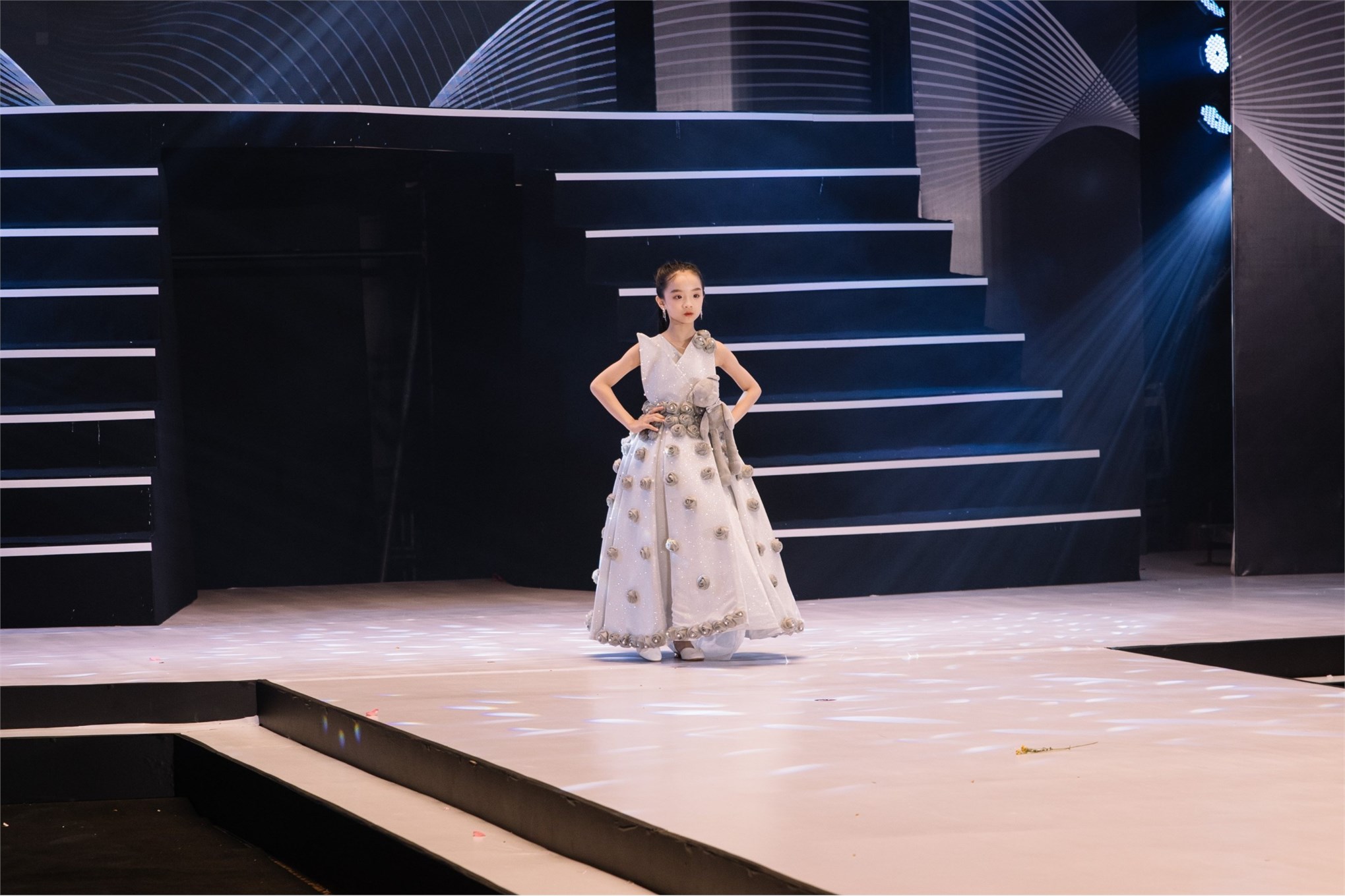 The fashion collection of a fashion design student from Hanoi University of Industry makes an impression at the 2022 Vietnam Junior Supermodel Congress