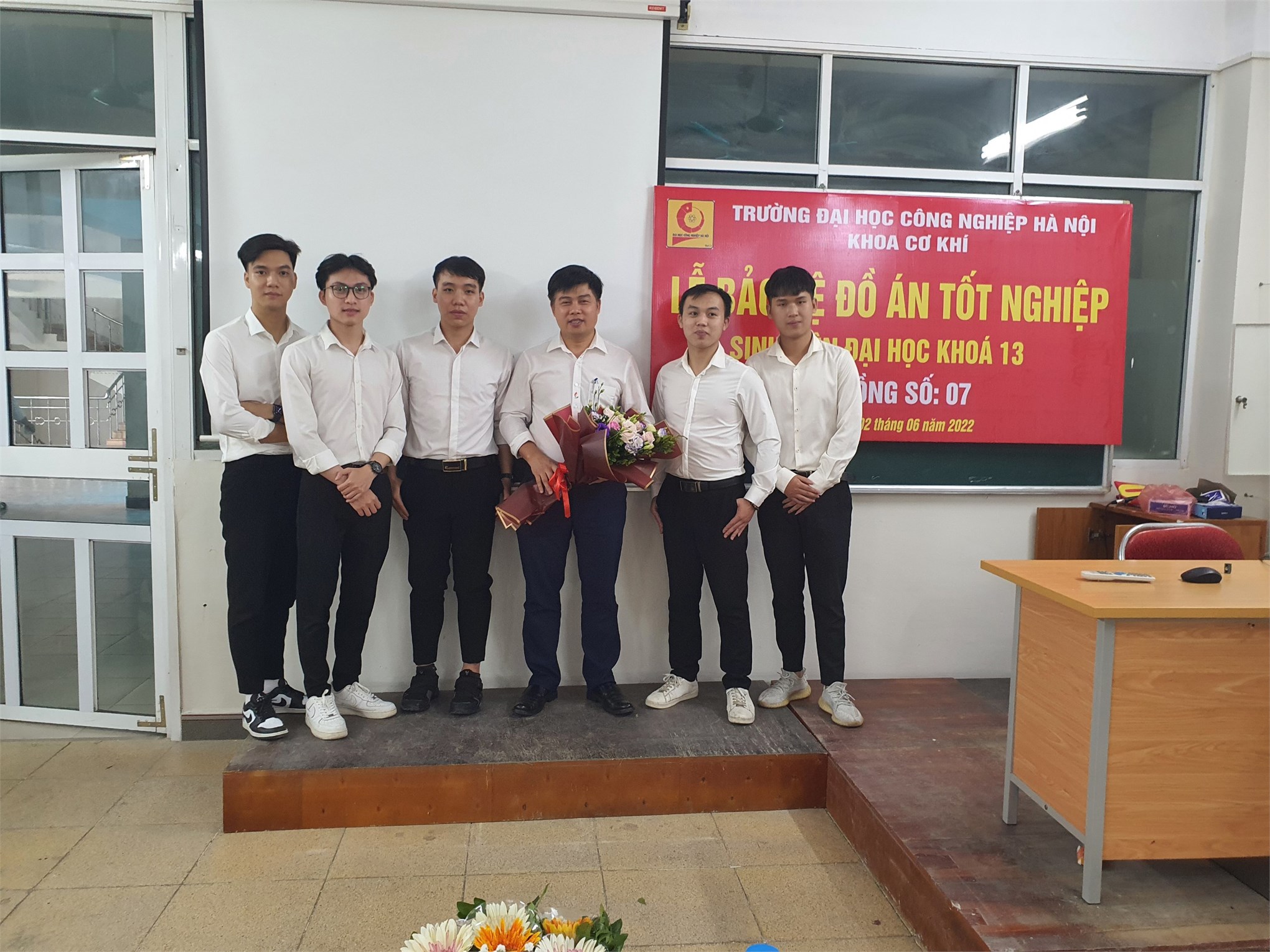 Students of Faculty of Mechanical Engineering with a study on designing and manufacturing 3D printing equipment (AM) integrated on CNC milling machines improve efficiency in plastic injection mold manufacturing