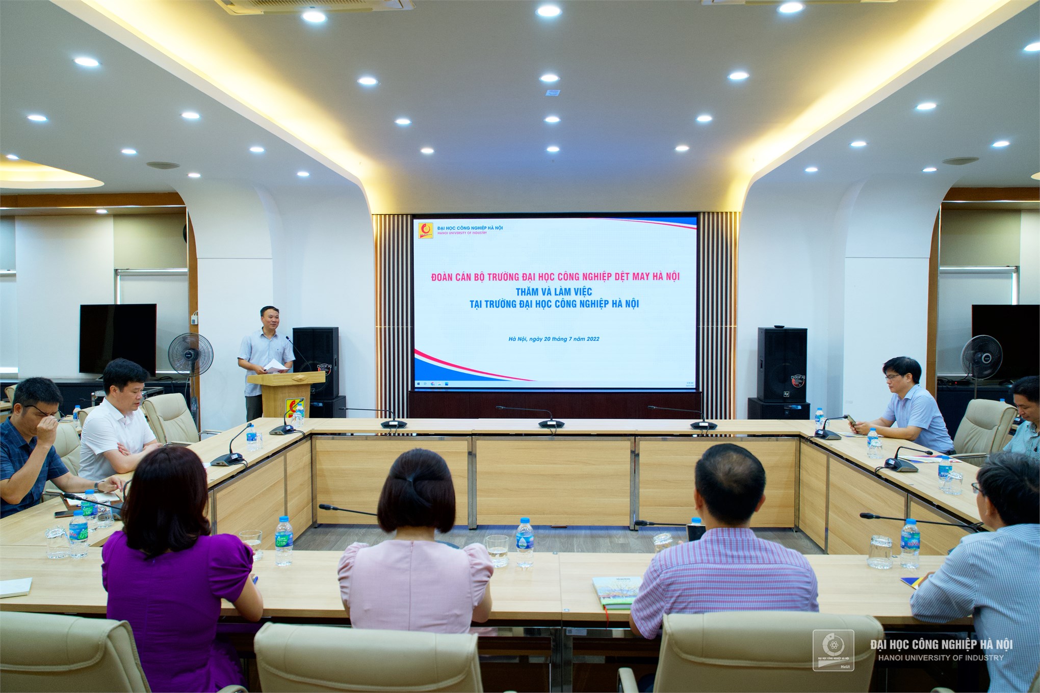 Delegations of Hanoi Industrial Textile Garment University paid a working visit to Hanoi University of Industry