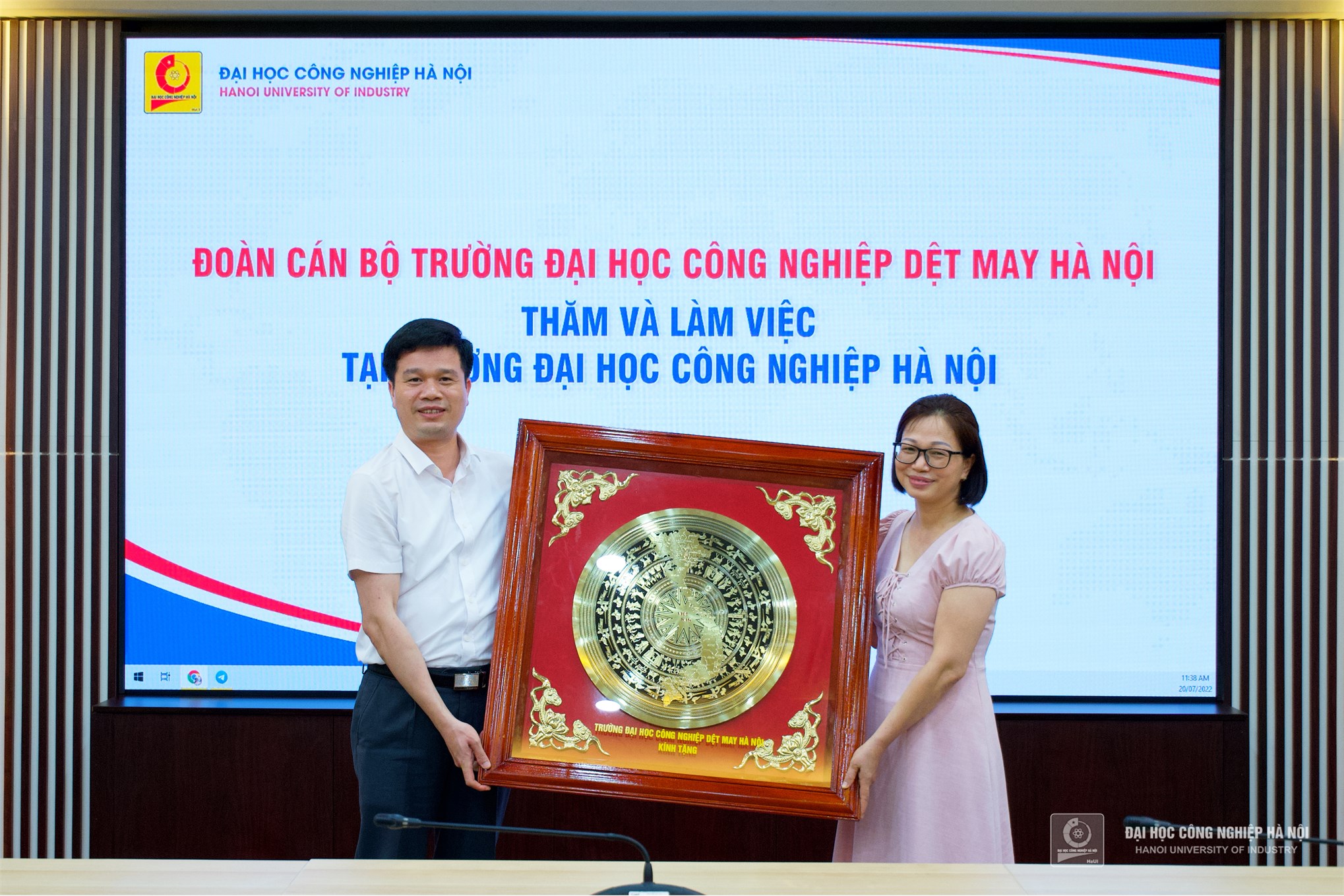 Delegations of Hanoi Industrial Textile Garment University paid a working visit to Hanoi University of Industry
