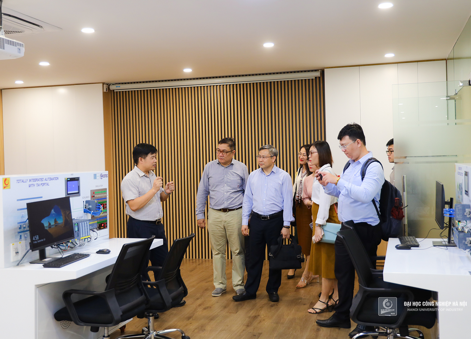 Đoàn công tác Đại học Quốc gia Thành phố Hồ Chí Minh thăm và làm việc tại Đại học Công nghiệp Hà Nội