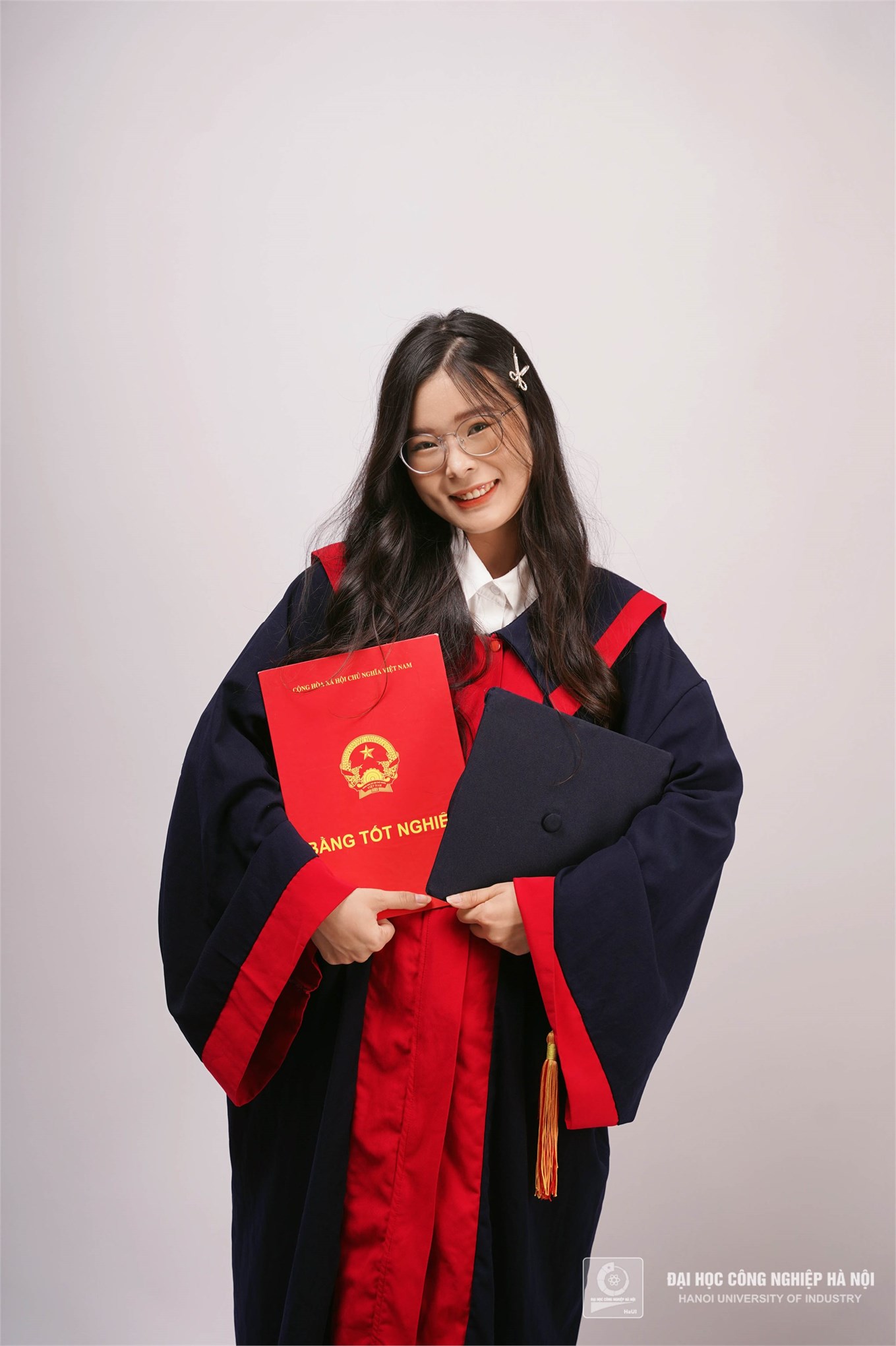 An excellent female student in a Chinese language class received a scholarship of 1 billion VND from the Chinese Government