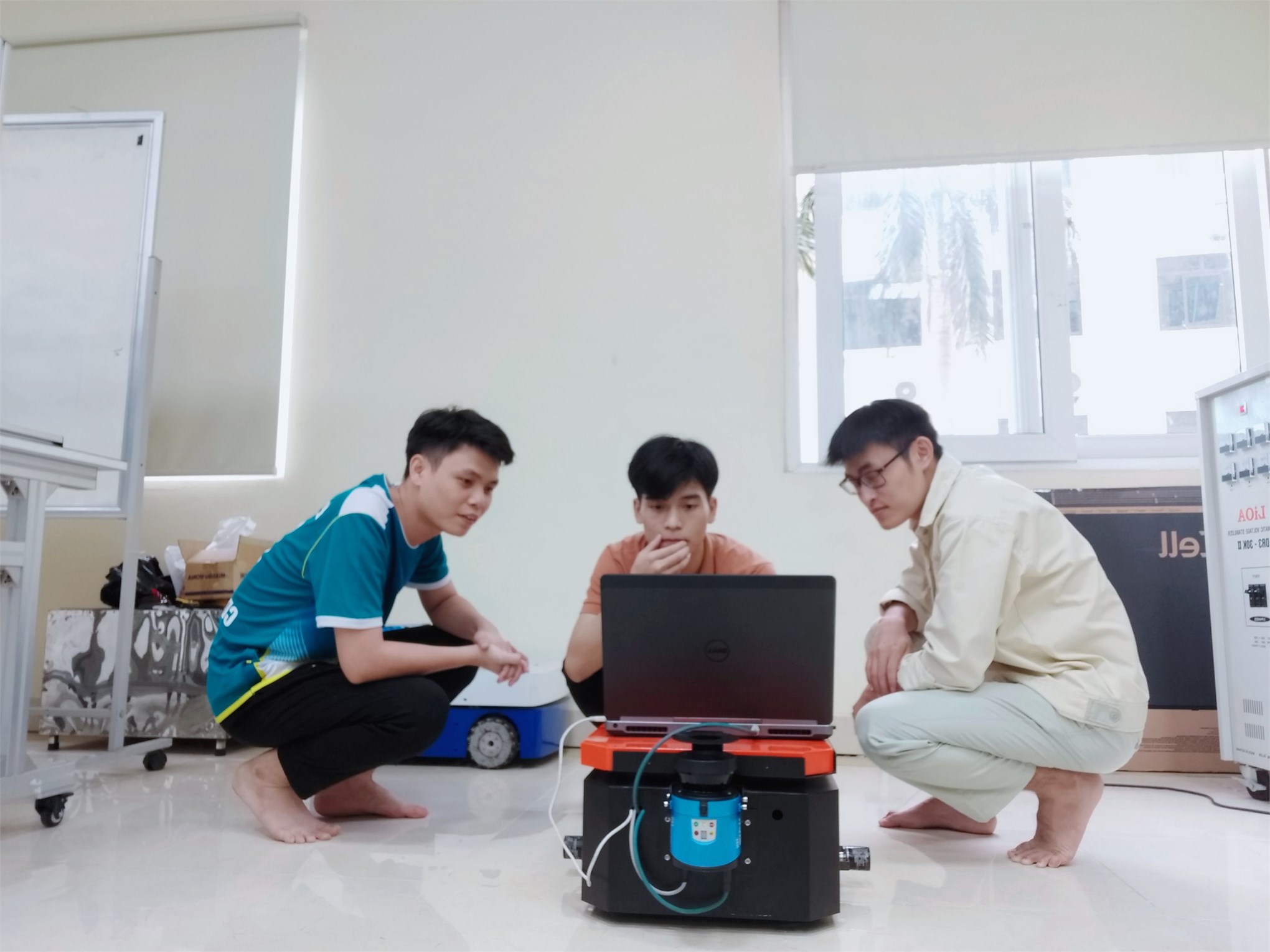 Sinh viên Đại học Công nghiệp Hà Nội : Nghiên cứu phương pháp học tăng cường ứng dụng cho bài toán định vị robot di động