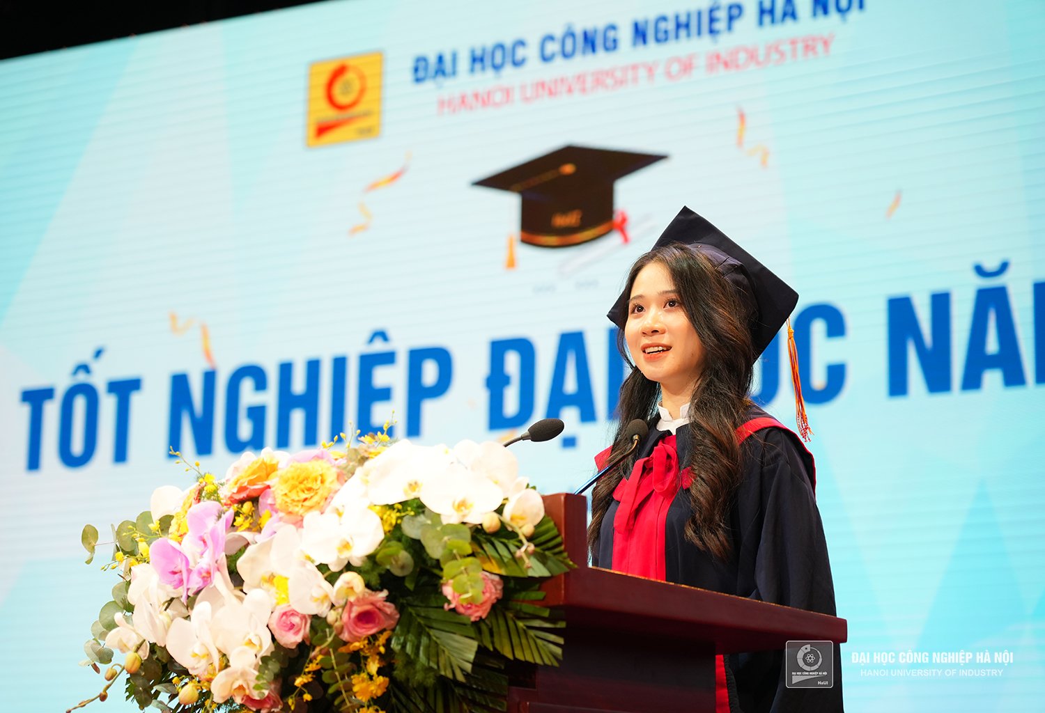 Memorable moments of Hanoi University of Industry students at the graduation ceremony