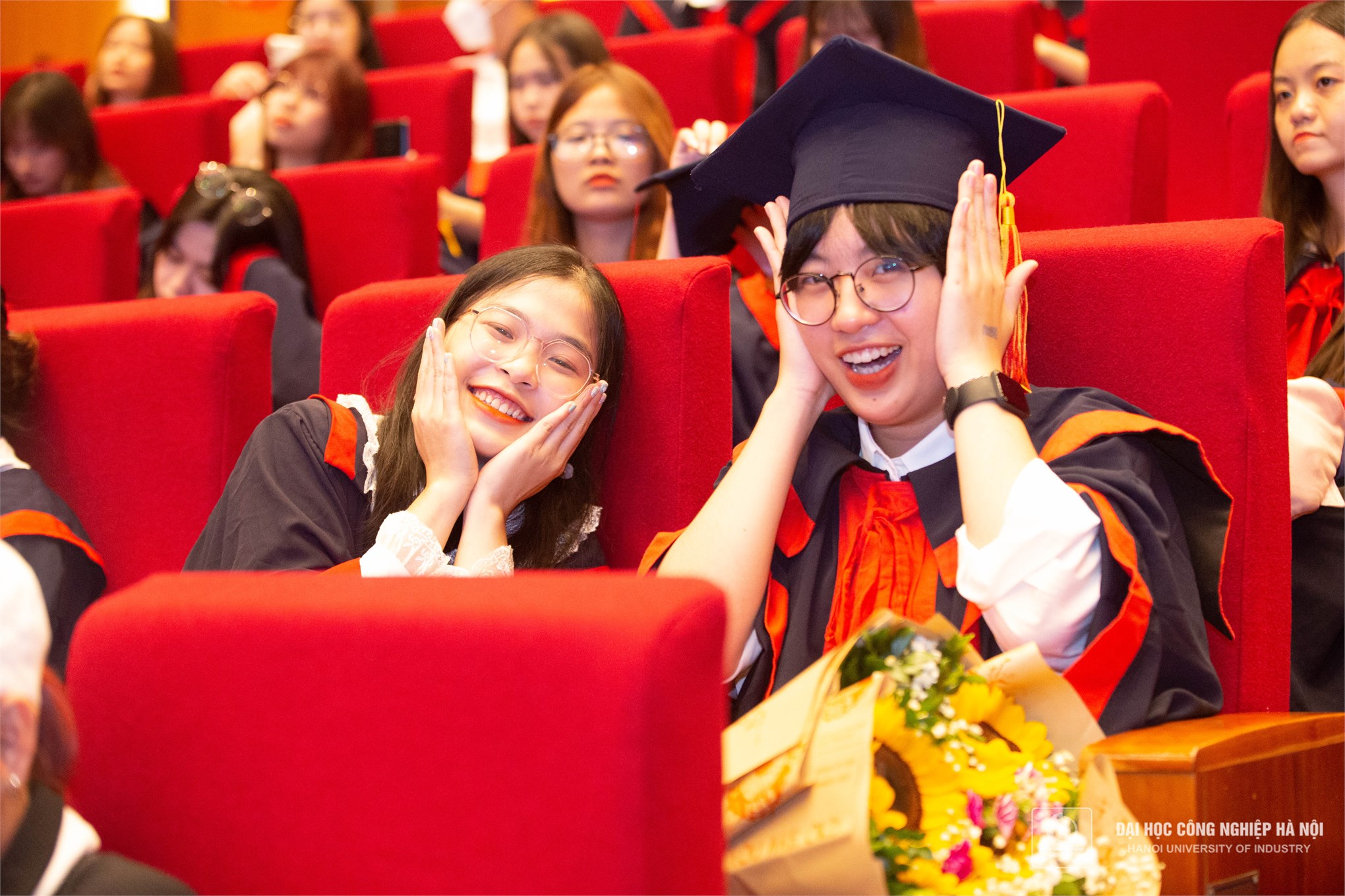Memorable moments of Hanoi University of Industry students at the graduation ceremony