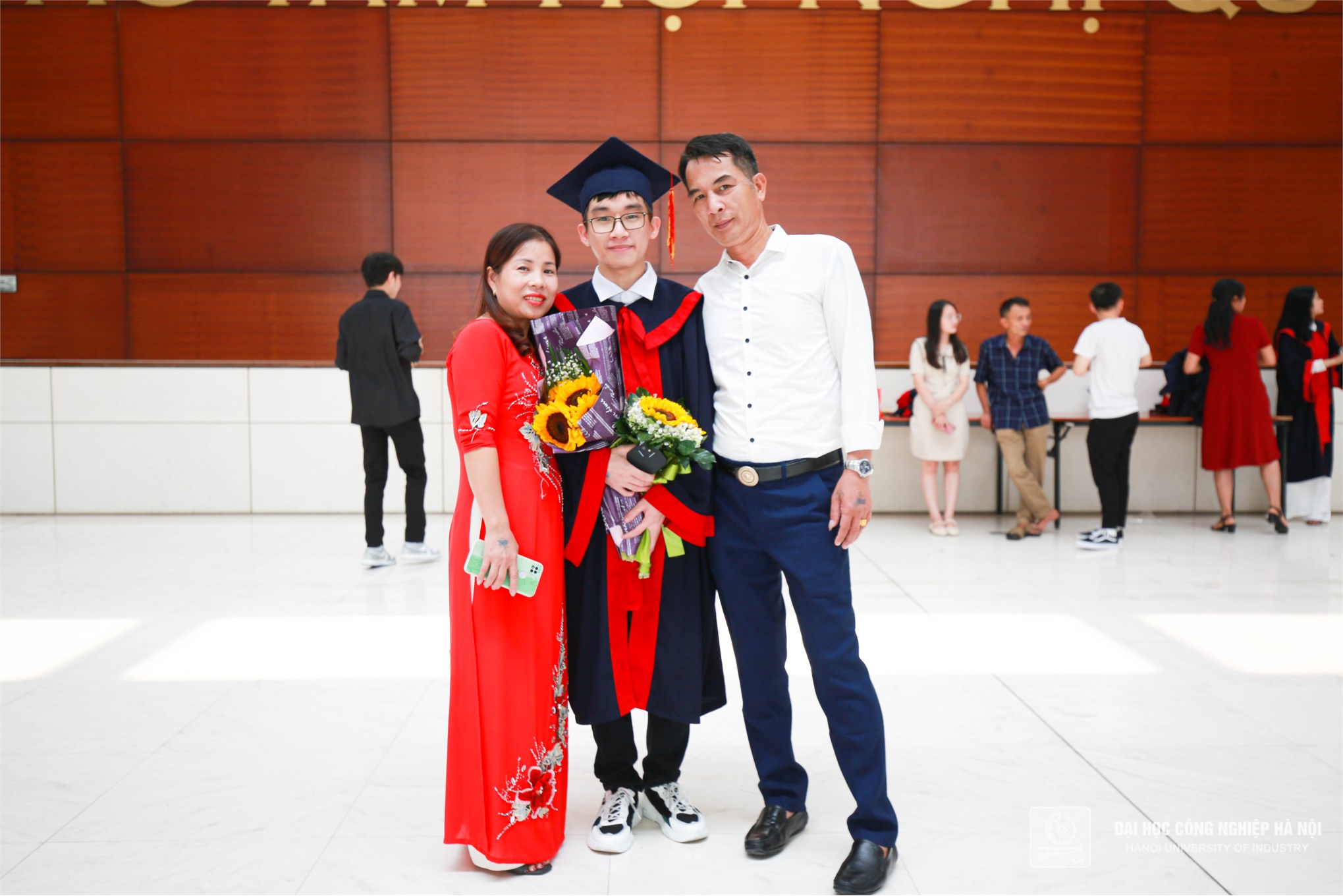 Memorable moments of Hanoi University of Industry students at the graduation ceremony
