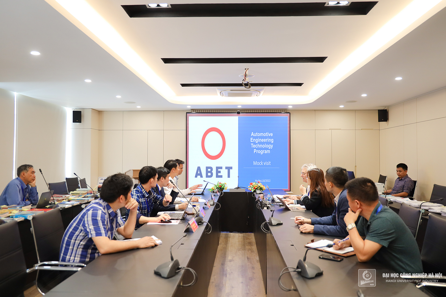 Đoàn đánh giá của tổ chức ABET làm việc tại Đại học Công nghiệp Hà Nội 