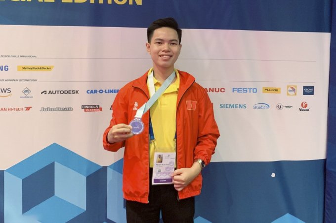 2 Students of the Faculty of Mechanical Engineering, Hanoi University of Industry won Silver Medals at the World Skills Competition 2022