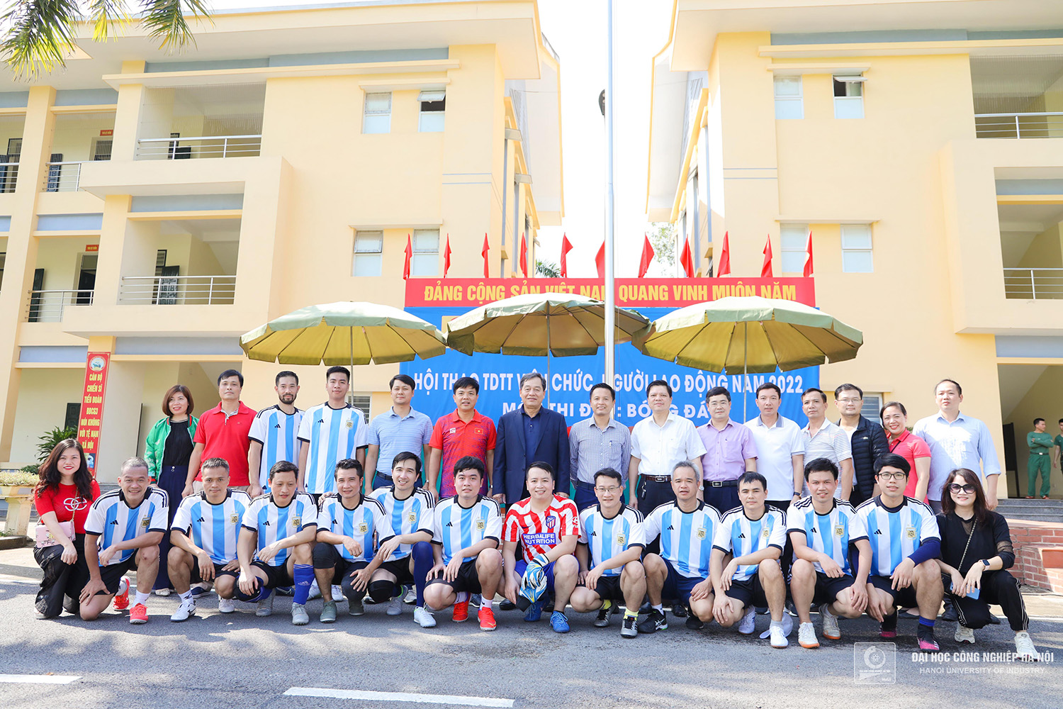 Sôi nổi giải bóng đá viên chức, người lao động Trường Đại học Công nghiệp Hà Nội