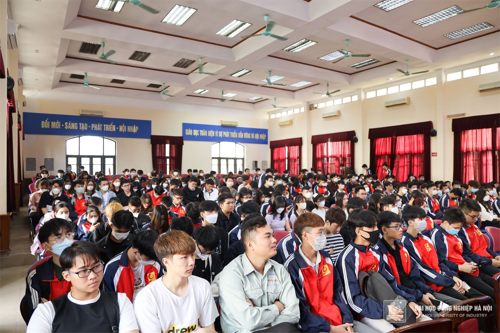 Opportunity to receive scholarships from the program “Potential officials and Technical talents” of Vinatech Vina Co., Ltd