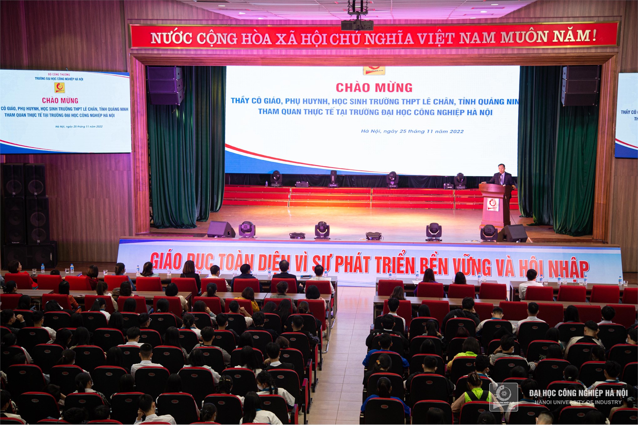 Gần 900 giáo viên, phụ huynh và học sinh trường THPT Lê Chân, Quảng Ninh thăm Đại học Công nghiệp Hà Nội