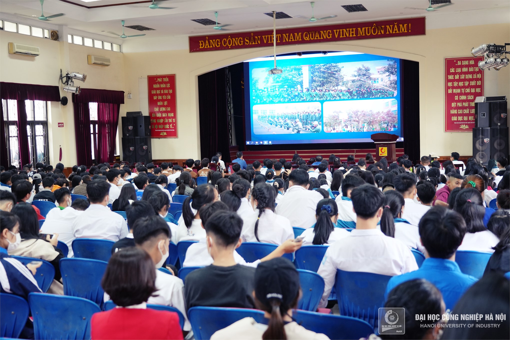 Gần 900 giáo viên, phụ huynh và học sinh trường THPT Lê Chân, Quảng Ninh thăm Đại học Công nghiệp Hà Nội