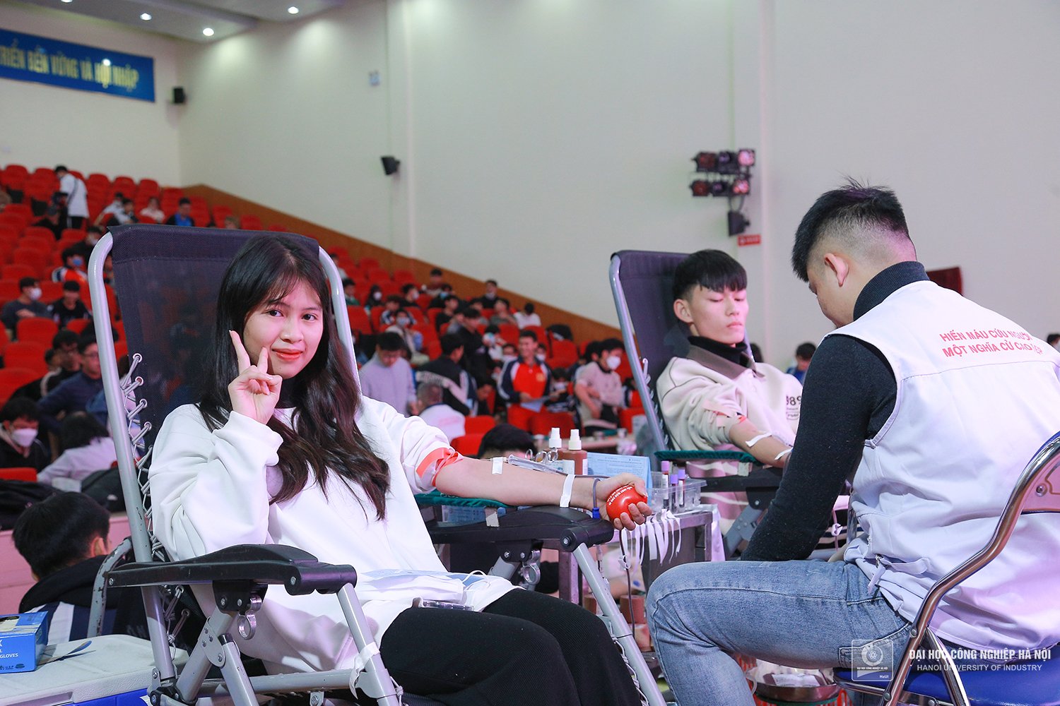 Hơn 800 sinh viên Đại học Công nghiệp Hà Nội tham gia hiến máu nhân đạo
