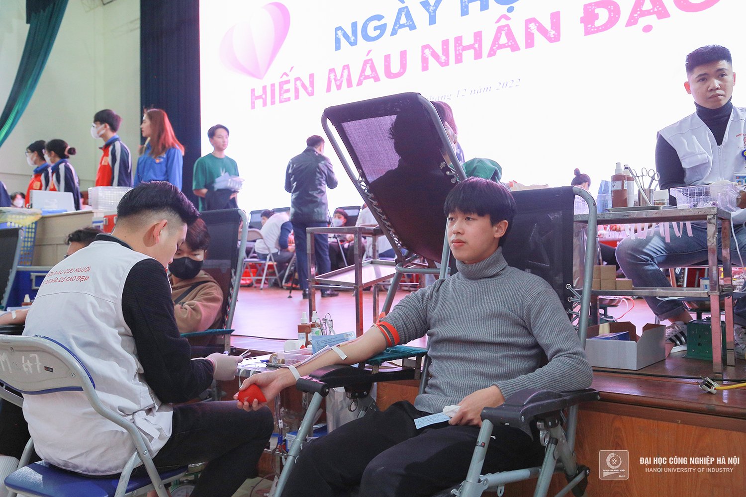 Hơn 800 sinh viên Đại học Công nghiệp Hà Nội tham gia hiến máu nhân đạo