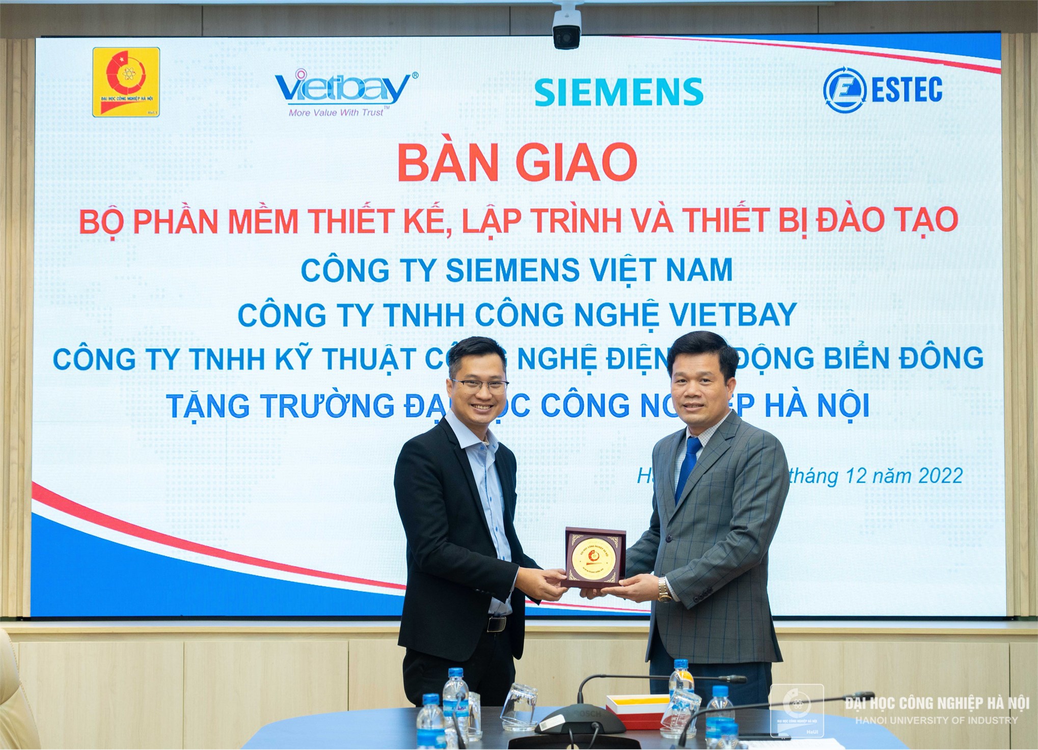 Đại học Công nghiệp Hà Nội nhận bàn giao bộ phần mềm thiết kế, lập trình và thiết bị đào tạo hãng Siemens tài trợ