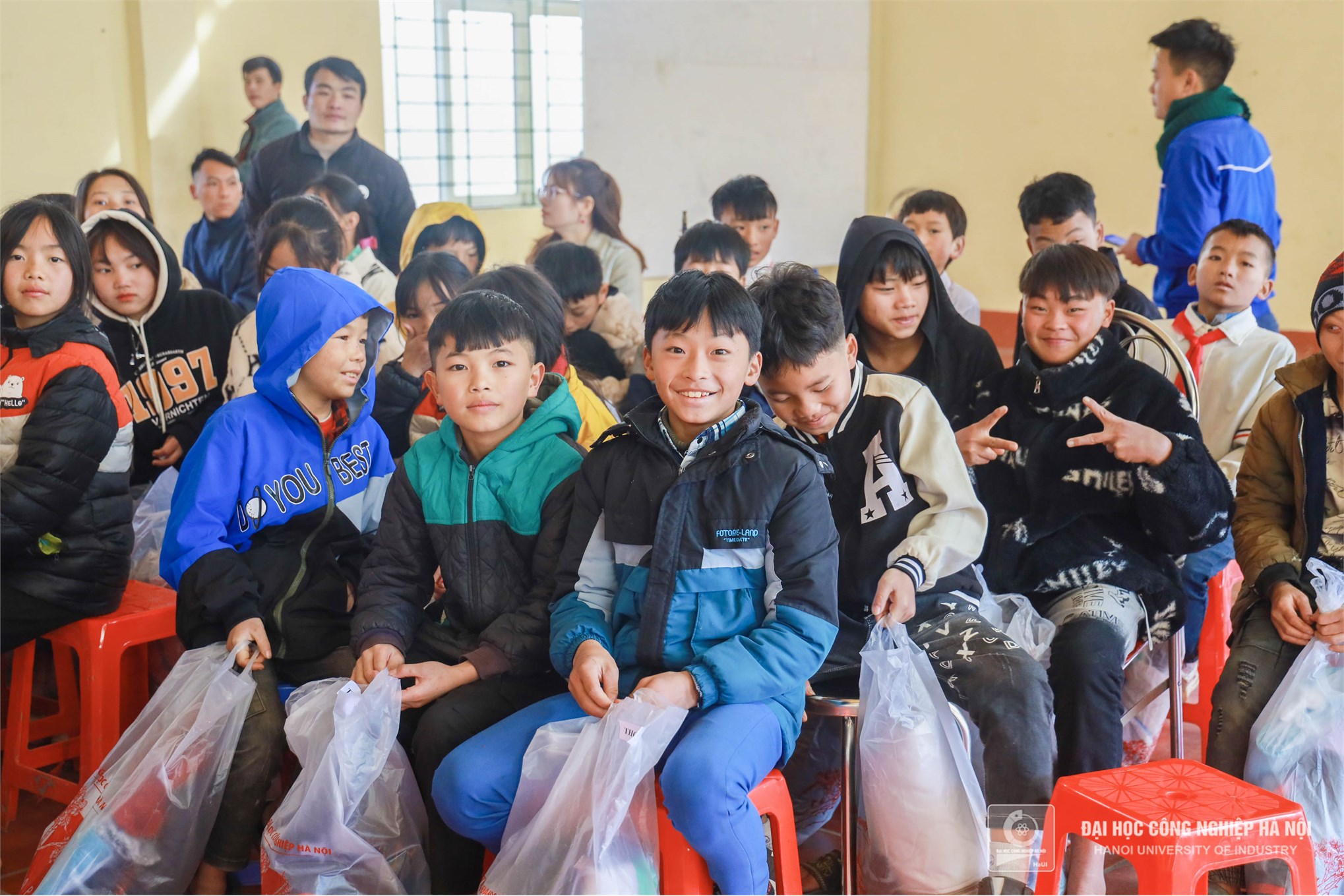 Đông ấm vùng cao: Hành trình cõng áo ấm lên non cho trẻ em nghèo