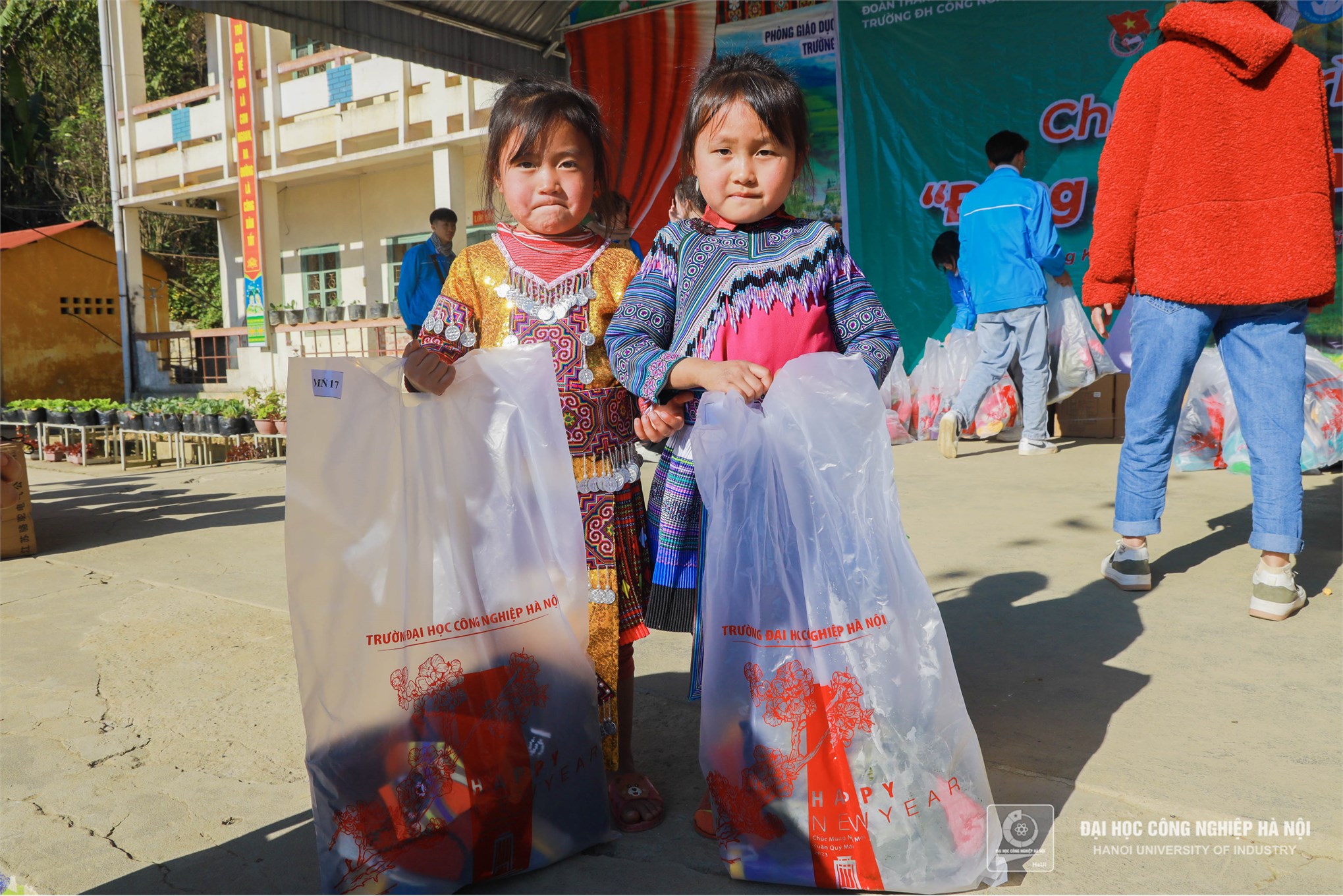 Đông ấm vùng cao: Hành trình cõng áo ấm lên non cho trẻ em nghèo