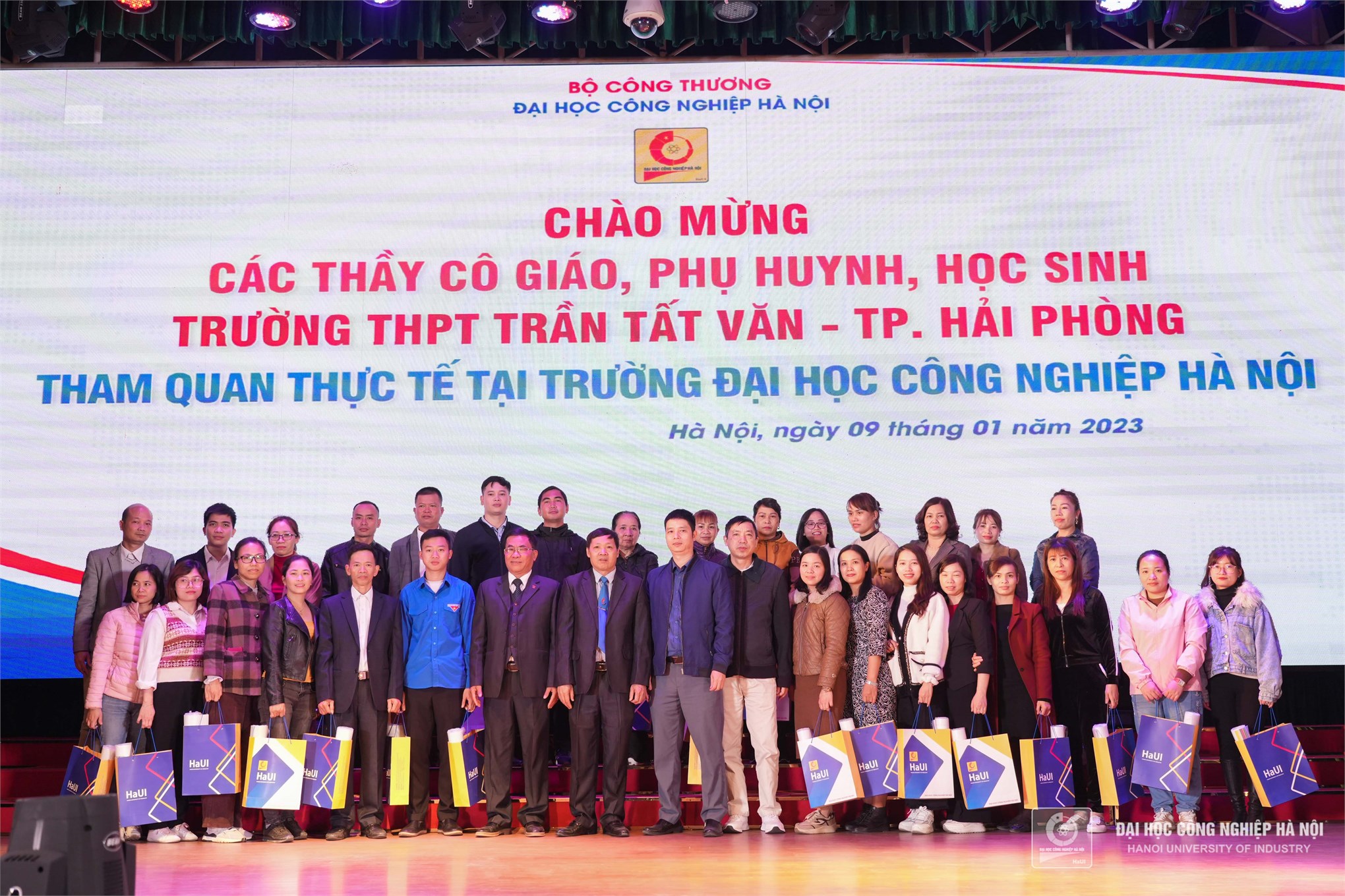 Hơn 400 giáo viên, phụ huynh và học sinh trường THPT Trần Tất Văn - Hải Phòng thăm Đại học Công nghiệp Hà Nội
