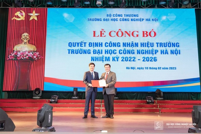 [Tiền Phong] Tiến sĩ 47 tuổi được bổ nhiệm làm Hiệu trưởng Trường Đại học Công nghiệp Hà Nội