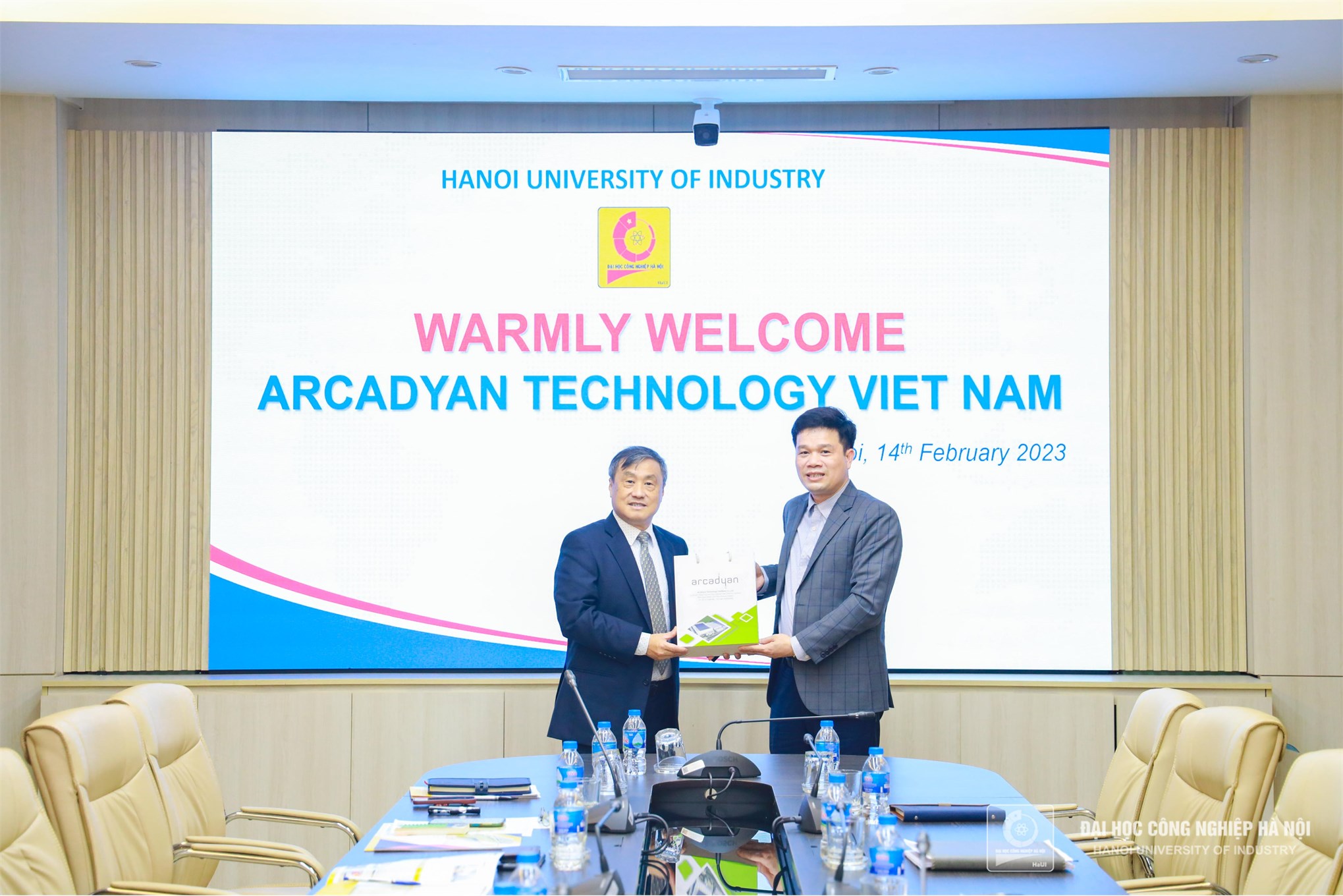 Hanoi University of Industry worked with Arcadyan Technology Vietnam to promote university-enterprise cooperation