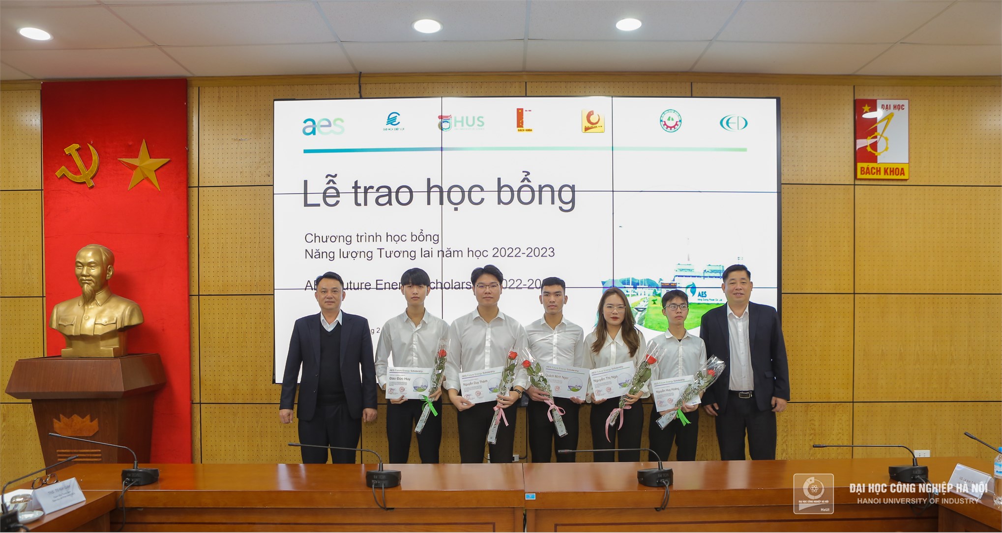 Sinh viên Trường Đại học Công nghiệp Hà Nội nhận học bổng Năng lượng tương lai AES