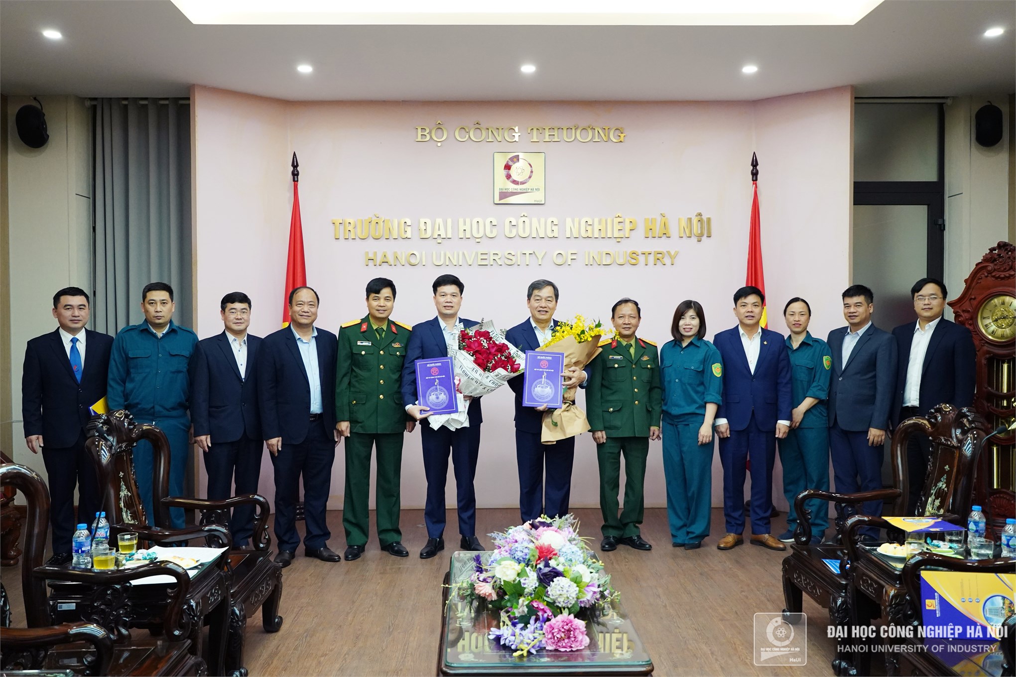 Lễ trao Quyết định Chỉ huy trưởng Ban Chỉ huy Quân sự Trường Đại học Công nghiệp Hà Nội