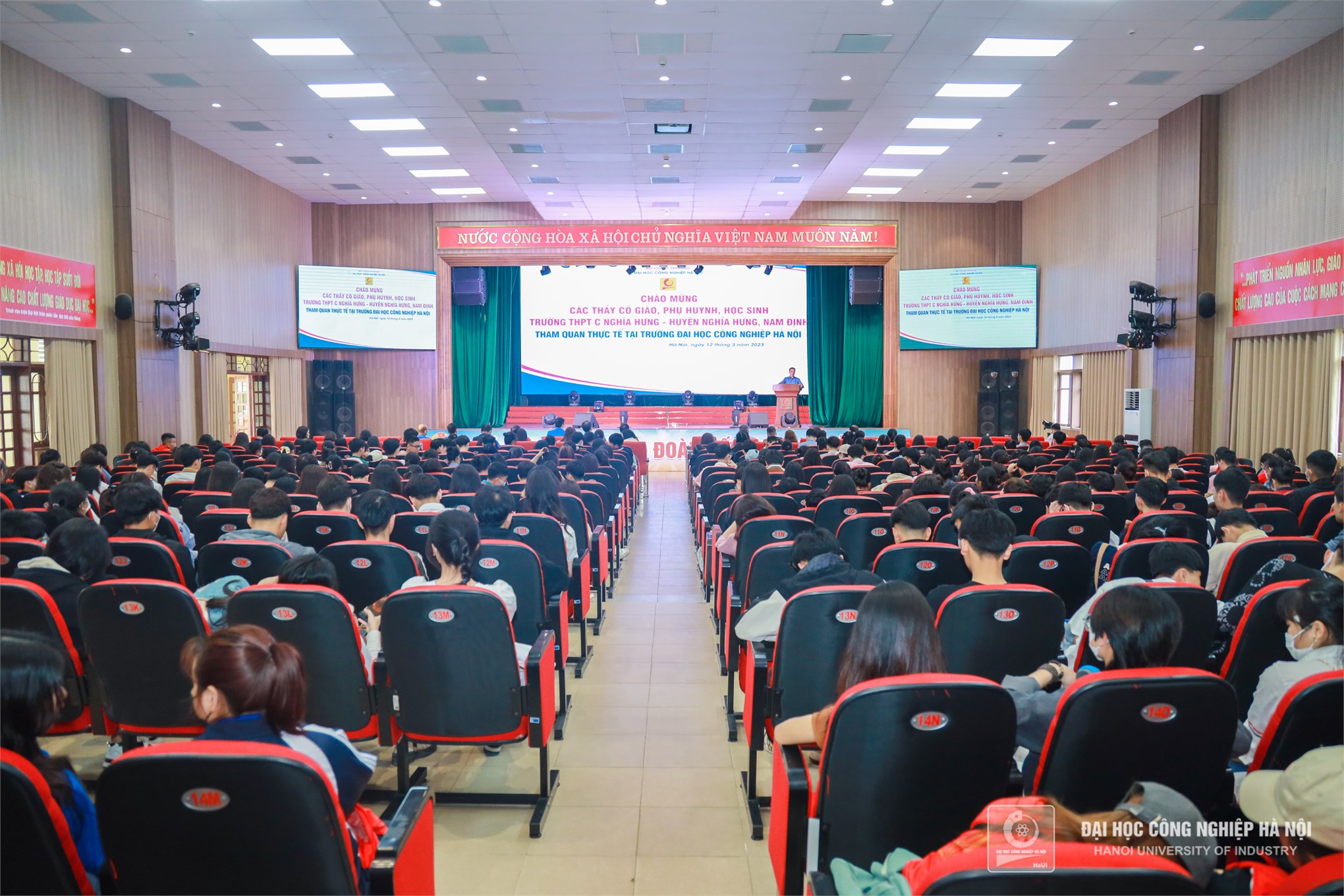 Hơn 400 học sinh Trường THPT C Nghĩa Hưng – Nam Định tham quan Đại học Công nghiệp Hà Nội