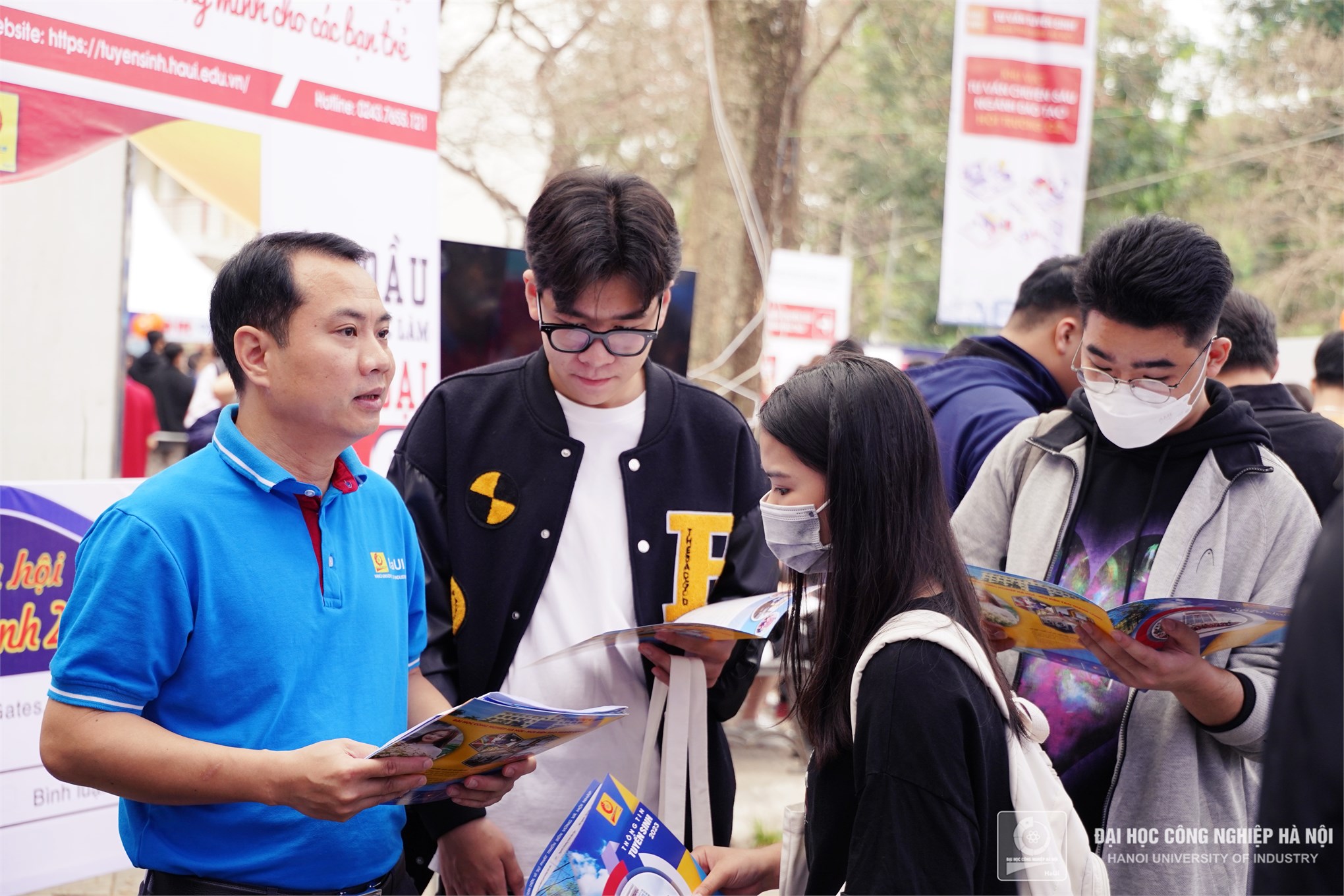 Hơn 10.000 lượt học sinh, phụ huynh tham quan, tư vấn và tìm hiểu ngành nghề đào tạo của Đại học Công nghiệp Hà Nội