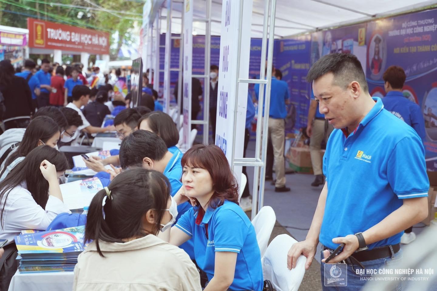 Hơn 10.000 lượt học sinh, phụ huynh tham quan, tư vấn và tìm hiểu ngành nghề đào tạo của Đại học Công nghiệp Hà Nội
