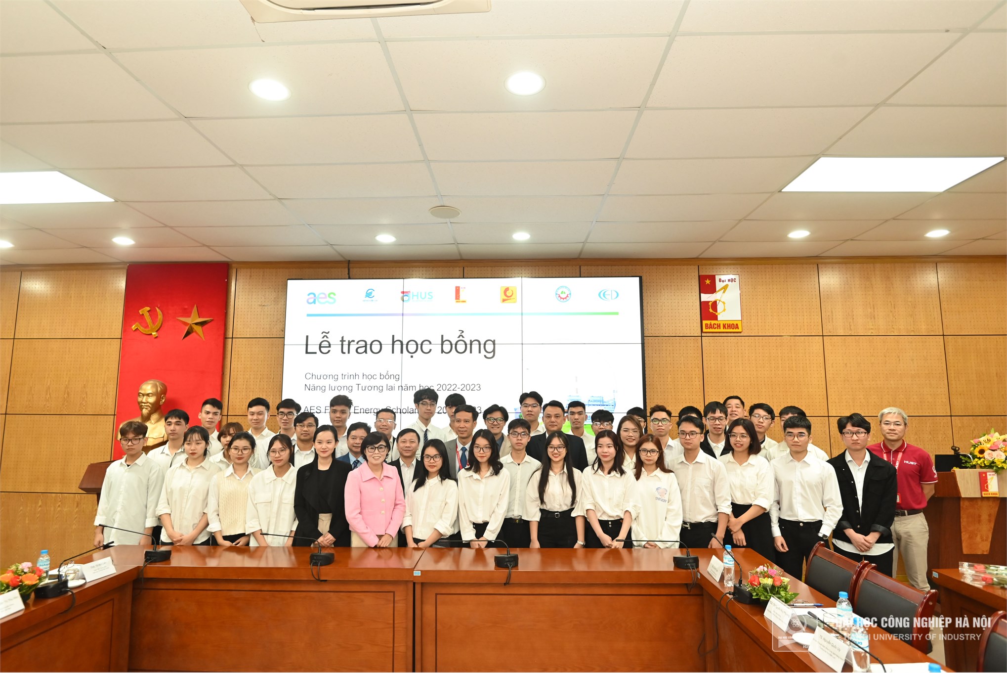 Students of Hanoi University of Industry received the AES Future Energy Scholarship