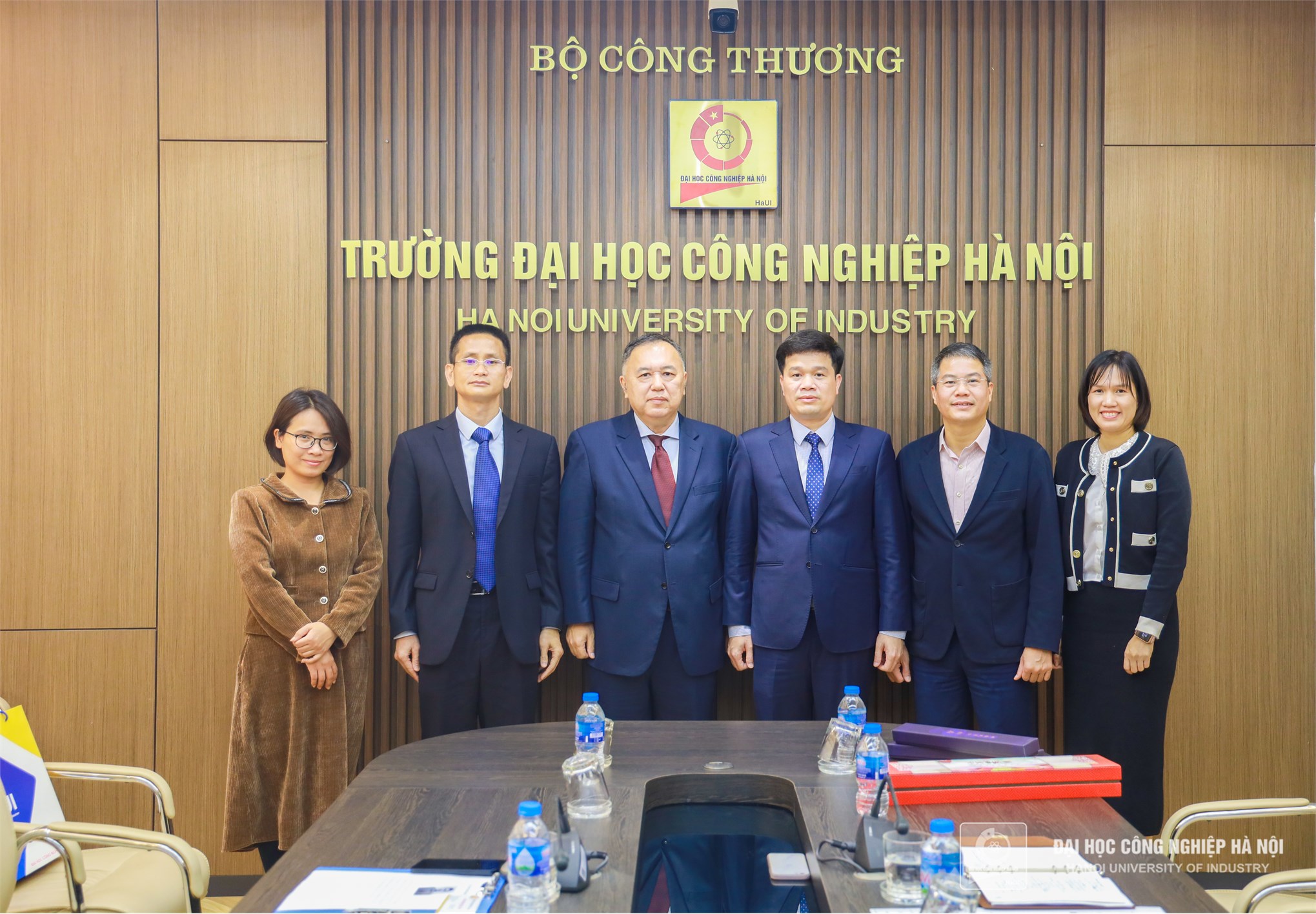 Education Counselor of the Chinese Embassy paid a working visit to Hanoi University of Industry
