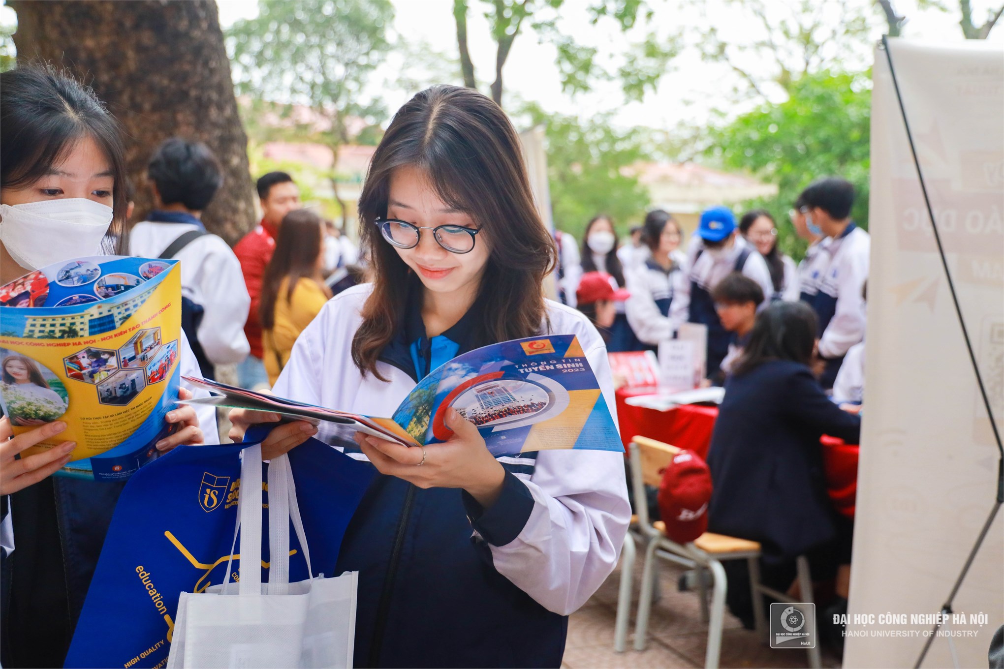 Hơn 1.000 học sinh THPT Nguyễn Thị Minh Khai quan tâm, tìm hiểu thông tin về Đại học Công nghiệp Hà Nội