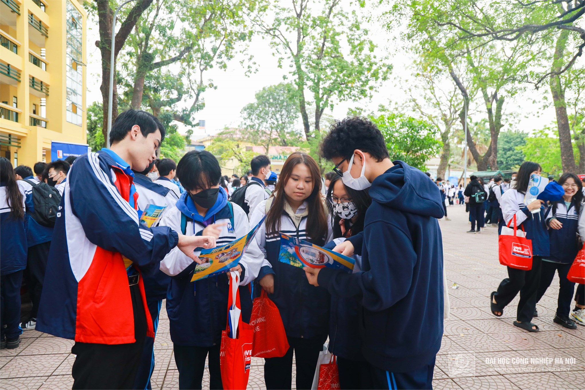 Hơn 1.000 học sinh THPT Nguyễn Thị Minh Khai quan tâm, tìm hiểu thông tin về Đại học Công nghiệp Hà Nội