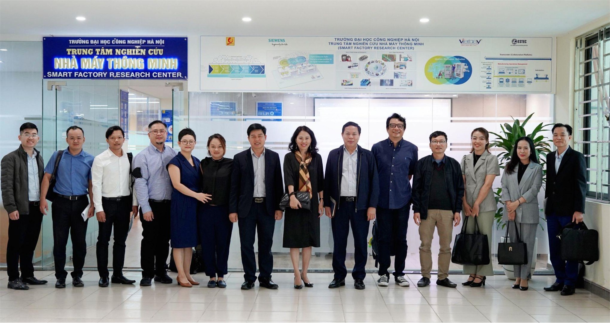 Hãng Siemens DISW và Trường Steaming Cambodia cùng công ty Vietbay tới thăm quan và trao đổi kinh nghiệm về xây dựng và vận hành Trung tâm nghiên cứu Nhà máy thông minh tại Đại học Công nghiệp Hà Nội