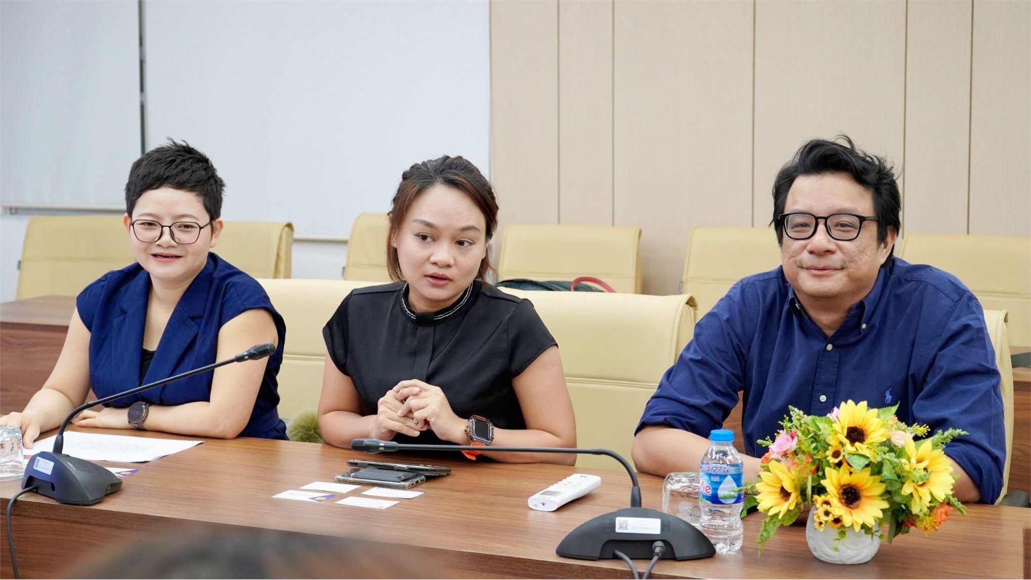 Siemens DISW, Steaming Cambodia, and Vietbay company, paid a working visit to Hanoi University of Industry to exchange experiences on building and operating the Smart Factory Research Center.