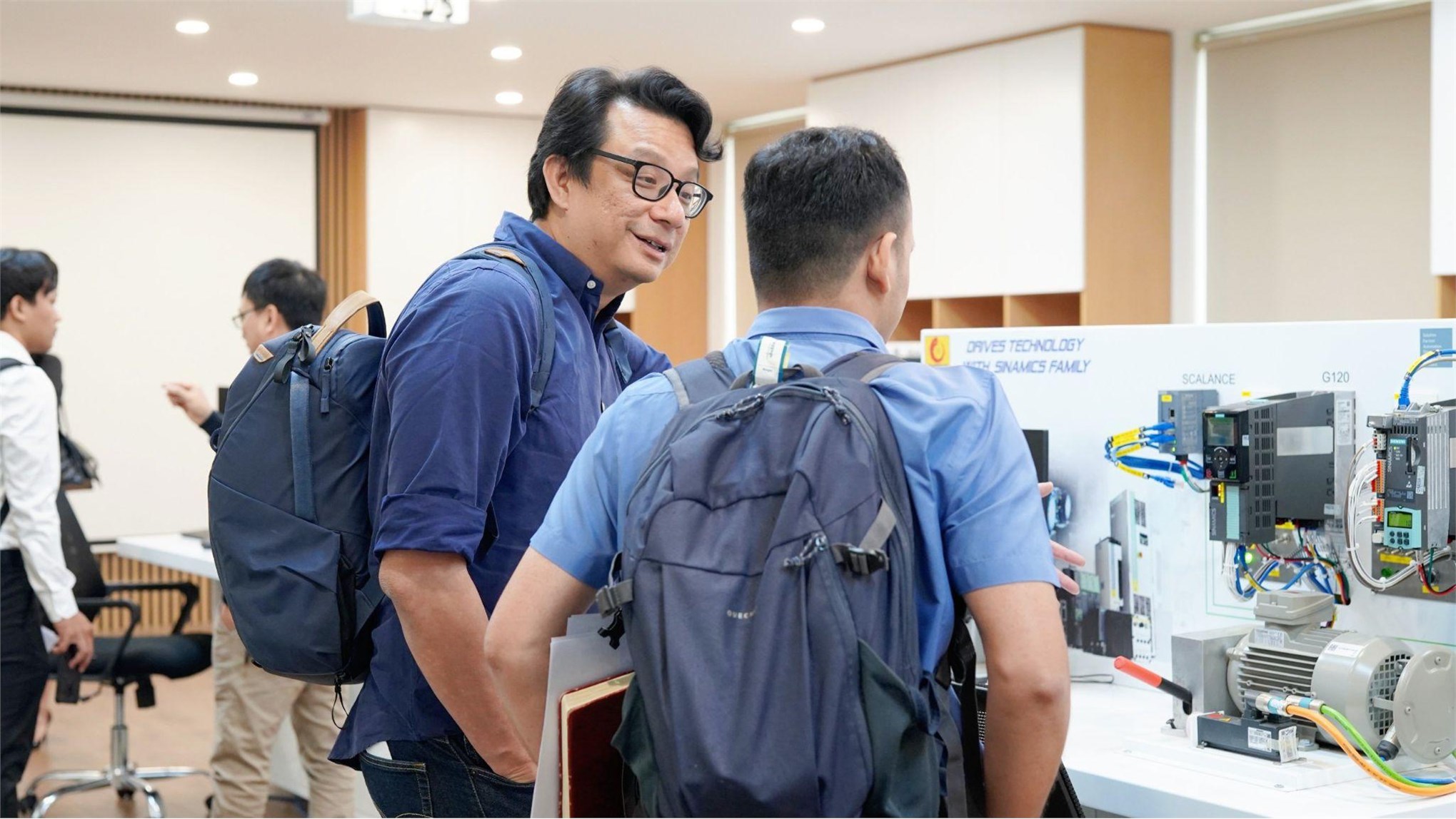 Siemens DISW, Steaming Cambodia, and Vietbay company, paid a working visit to Hanoi University of Industry to exchange experiences on building and operating the Smart Factory Research Center.