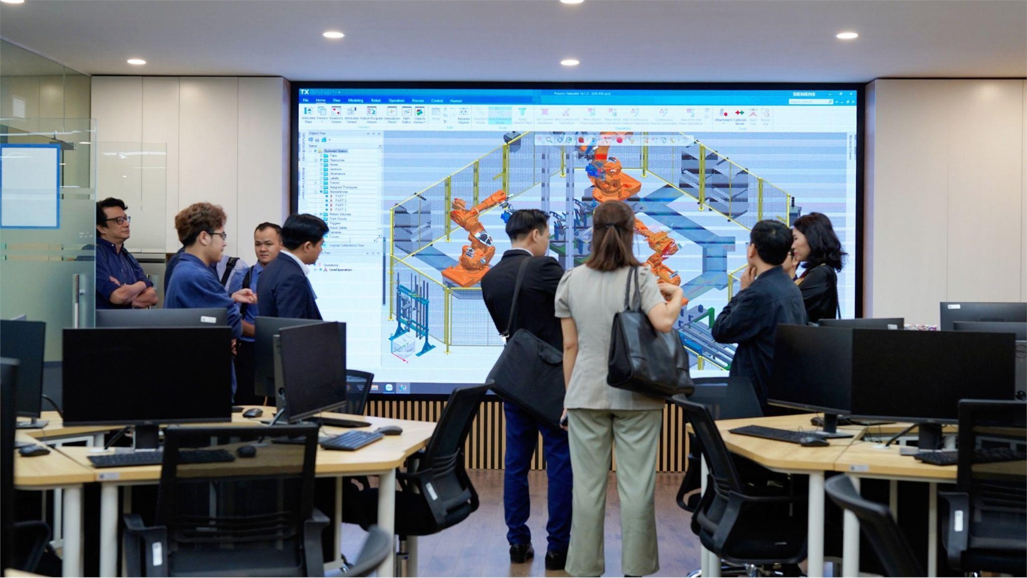 Siemens DISW, Steaming Cambodia, and Vietbay company, paid a working visit to Hanoi University of Industry to exchange experiences on building and operating the Smart Factory Research Center.