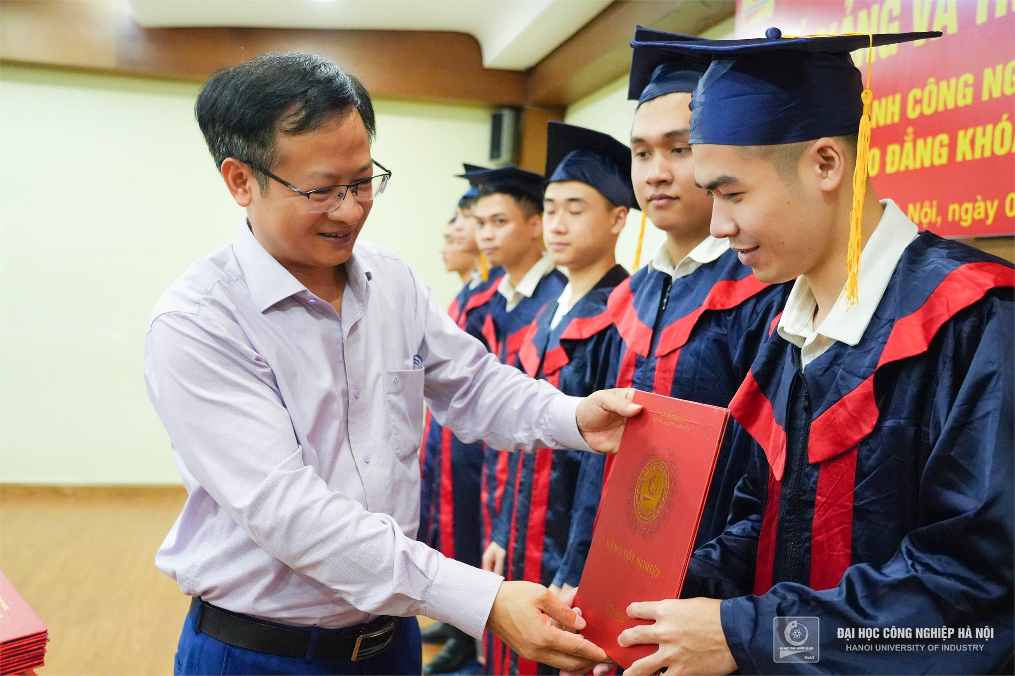 Gần 100 sinh viên Hệ Cao đẳng ngành Công nghệ Kỹ thuật Cơ khí rạng rỡ ngày tốt nghiệp 