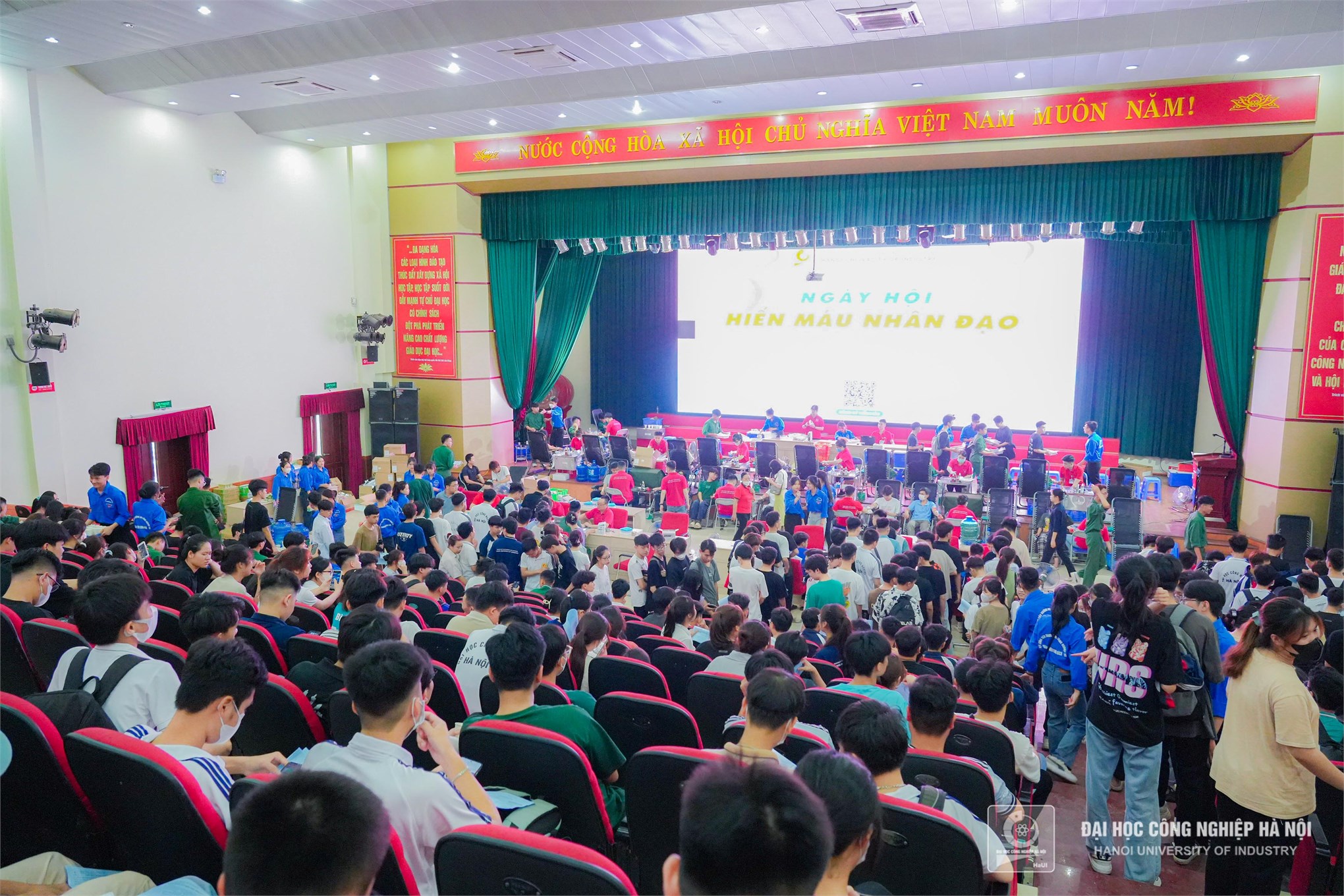 Hơn 700 cán bộ, giảng viên, sinh viên Đại học Công nghiêp Hà Nội tham gia Ngày hội Hiến máu nhân đạo 