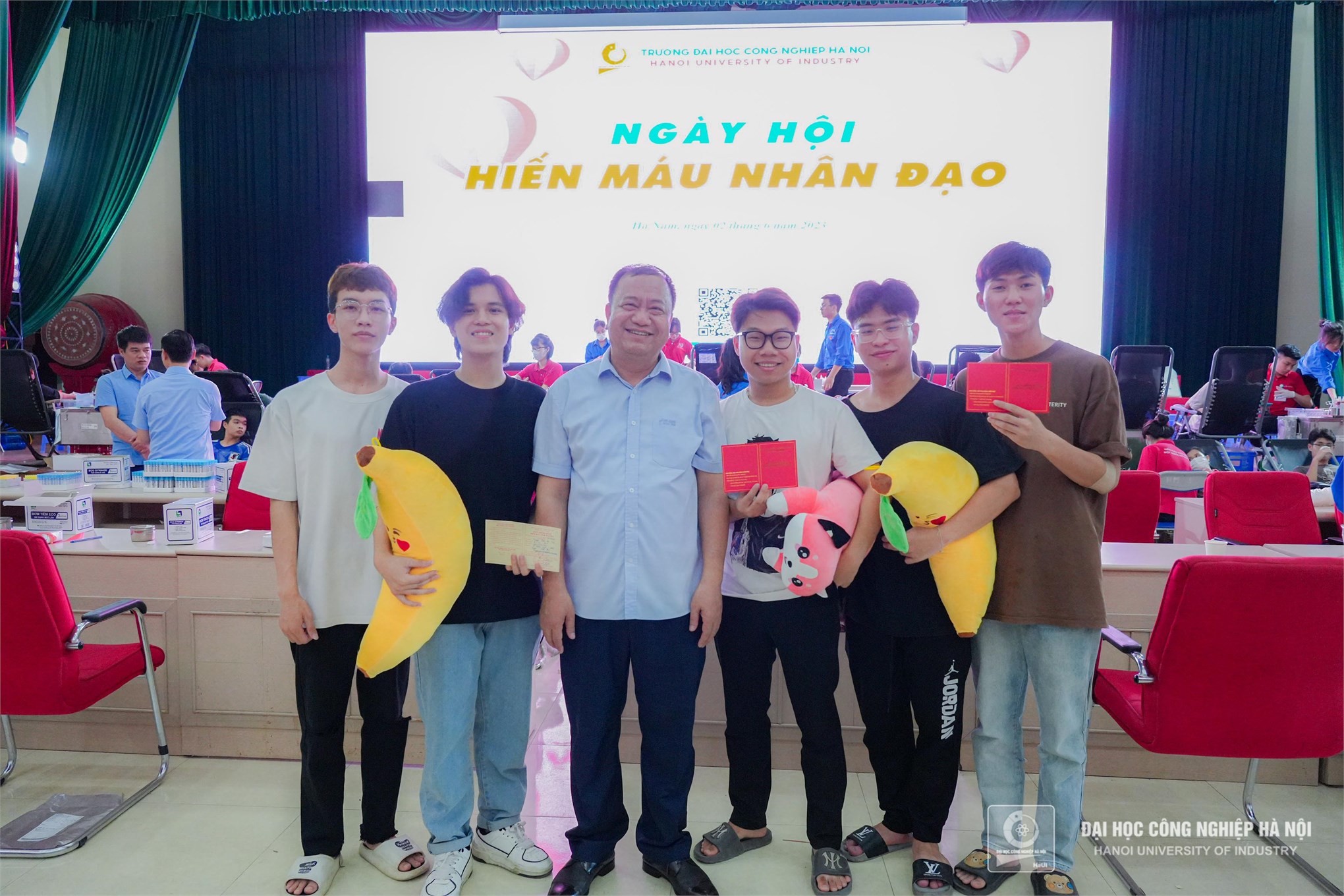 Hơn 700 cán bộ, giảng viên, sinh viên Đại học Công nghiêp Hà Nội tham gia Ngày hội Hiến máu nhân đạo 