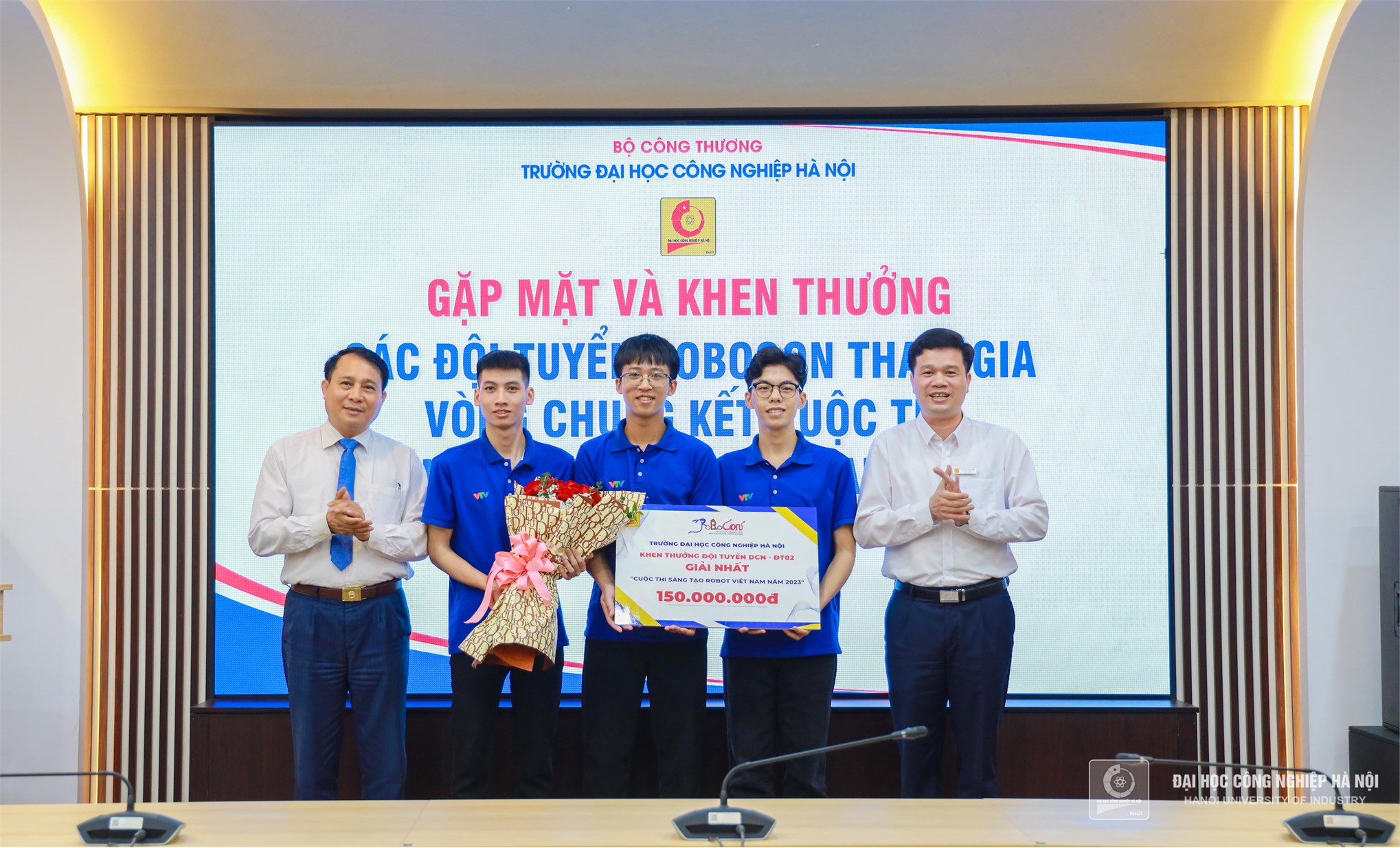 Đại học Công nghiệp Hà Nội thưởng 150 triệu đồng và tiếp tục đồng hành cùng đội tuyển vô địch Robocon Việt Nam 2023