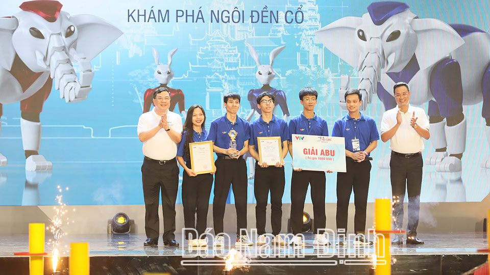 [Báo Nam Định] Đội DCN-ĐT 02 (Đại học Công nghiệp Hà Nội) vô địch Cuộc thi Sáng tạo Robot Việt Nam năm 2023
